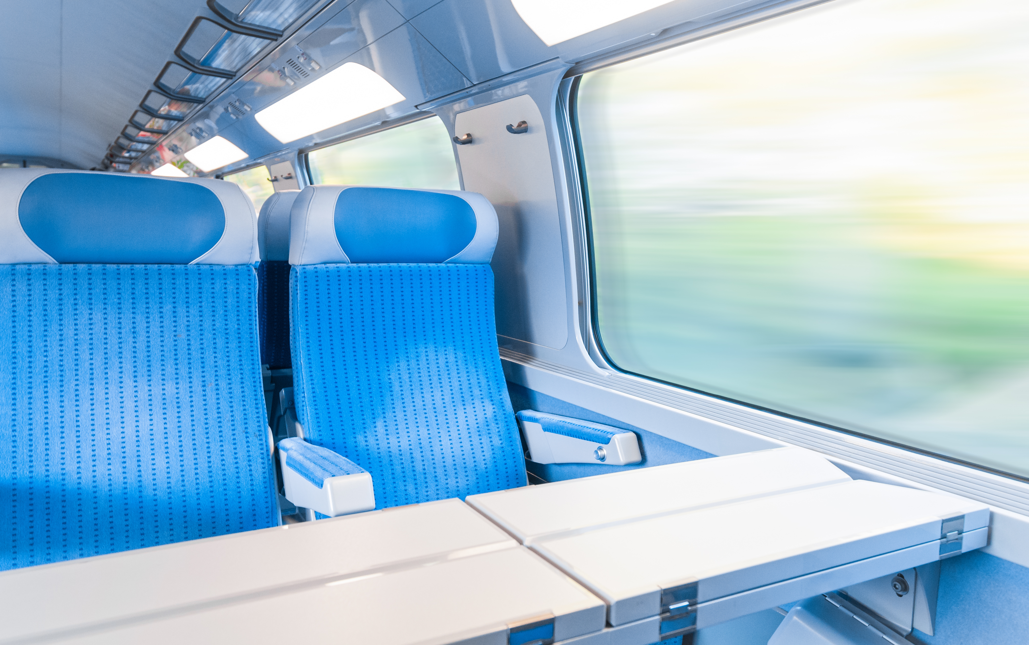 Ein Fensterplatz mit Tisch in einem Zug | Quelle: Shutterstock