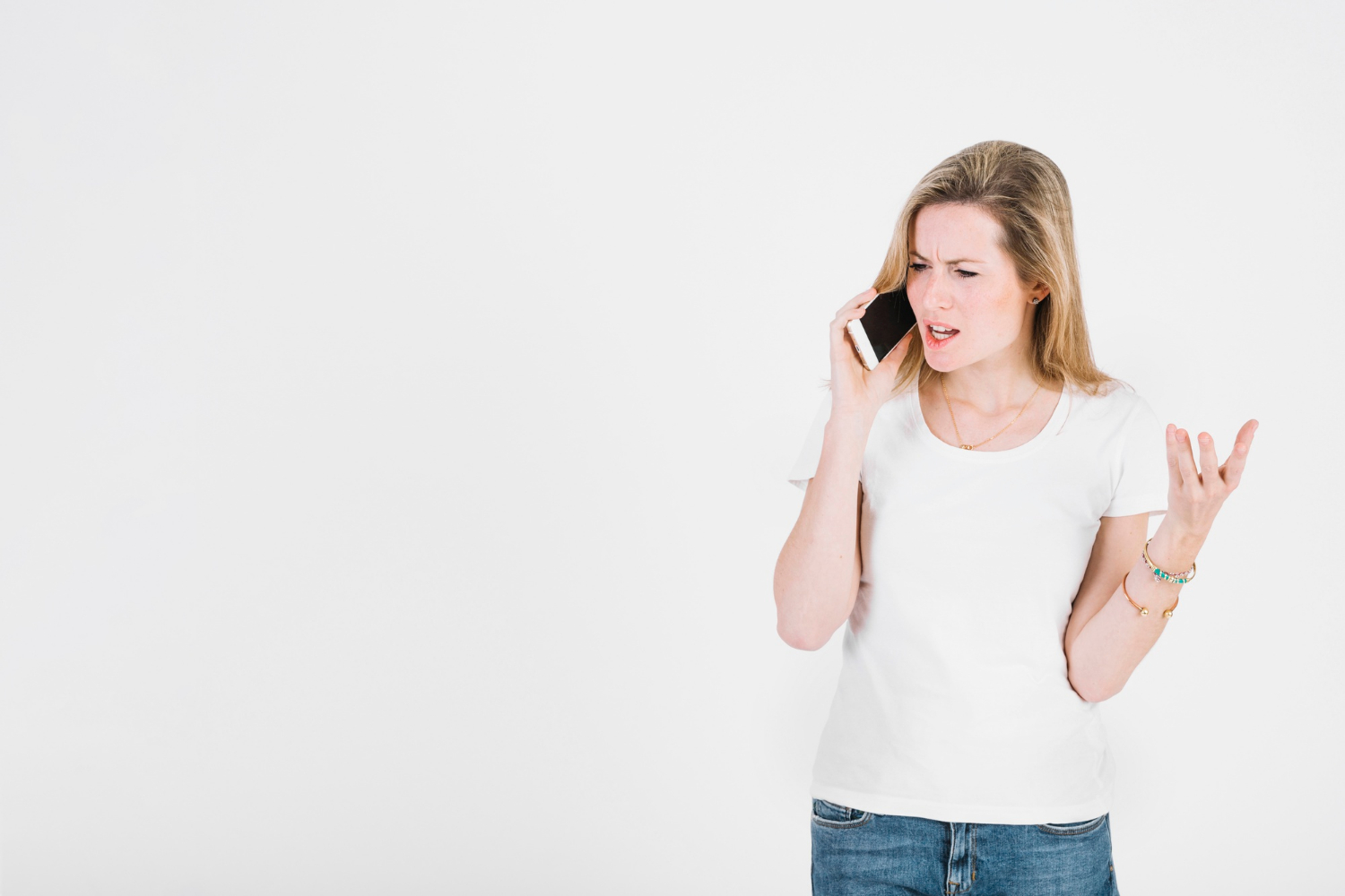 Eine wütende Frau, die telefoniert | Quelle: Freepik