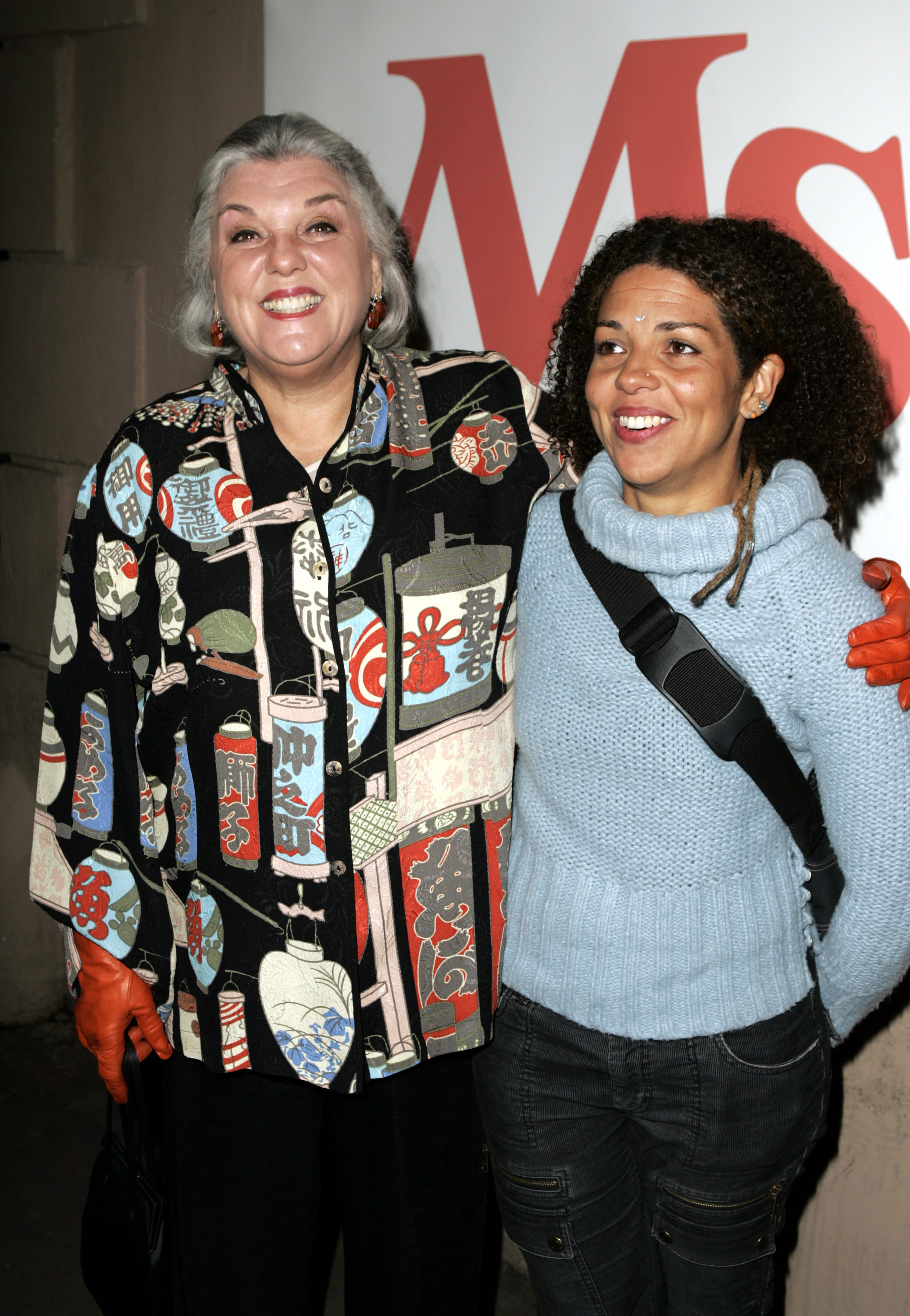 Tyne Daly und ihre Tochter Alisabeth Brown während der Ehrung von Kathy Najimy als eine der Frauen des Jahres 2004 durch das Ms. Magazine in Los Angeles, Kalifornien, am 29. November 2004 | Quelle: Getty Images