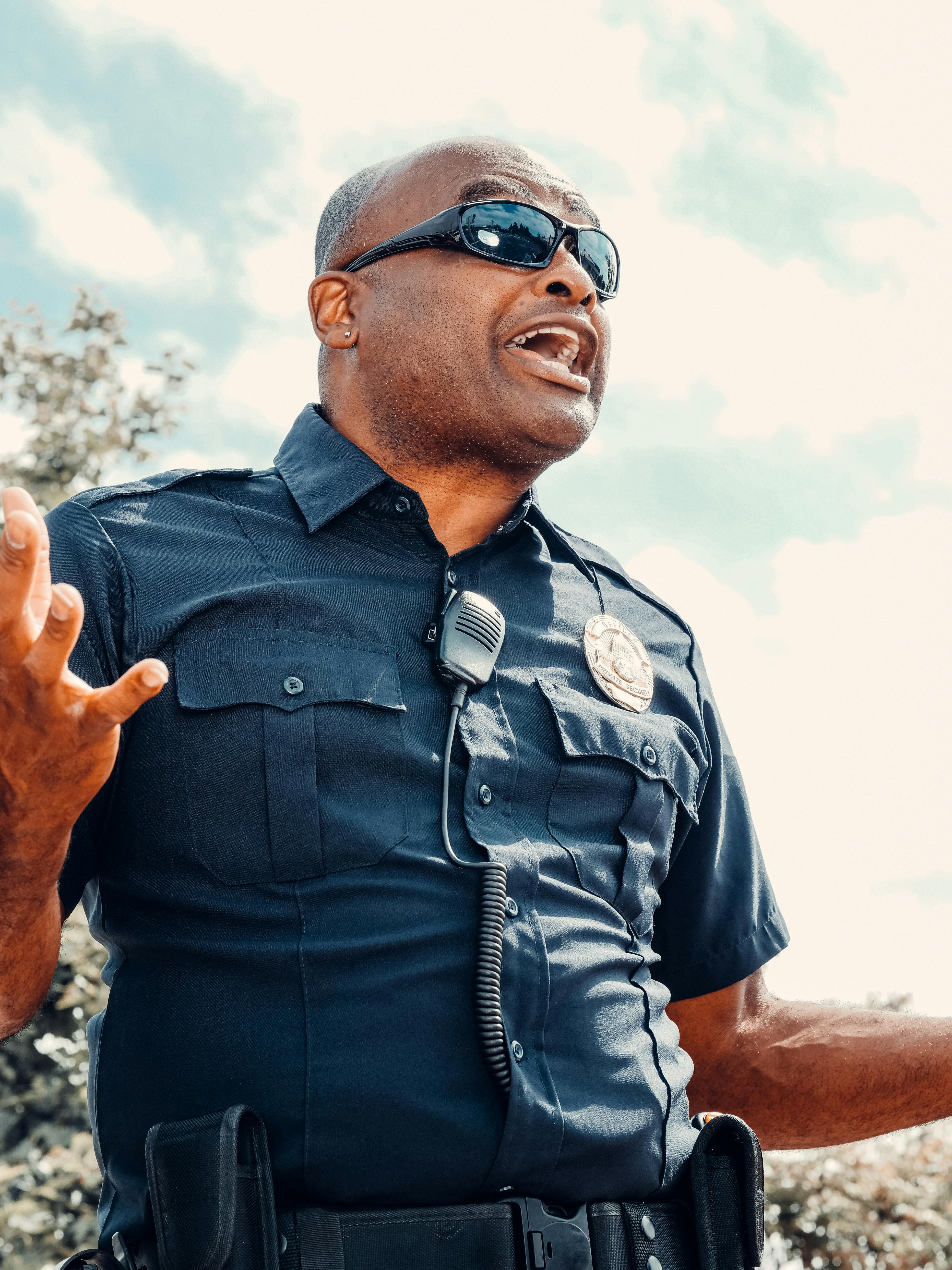 Ein wütender Polizist, der schreit | Quelle: Pexels