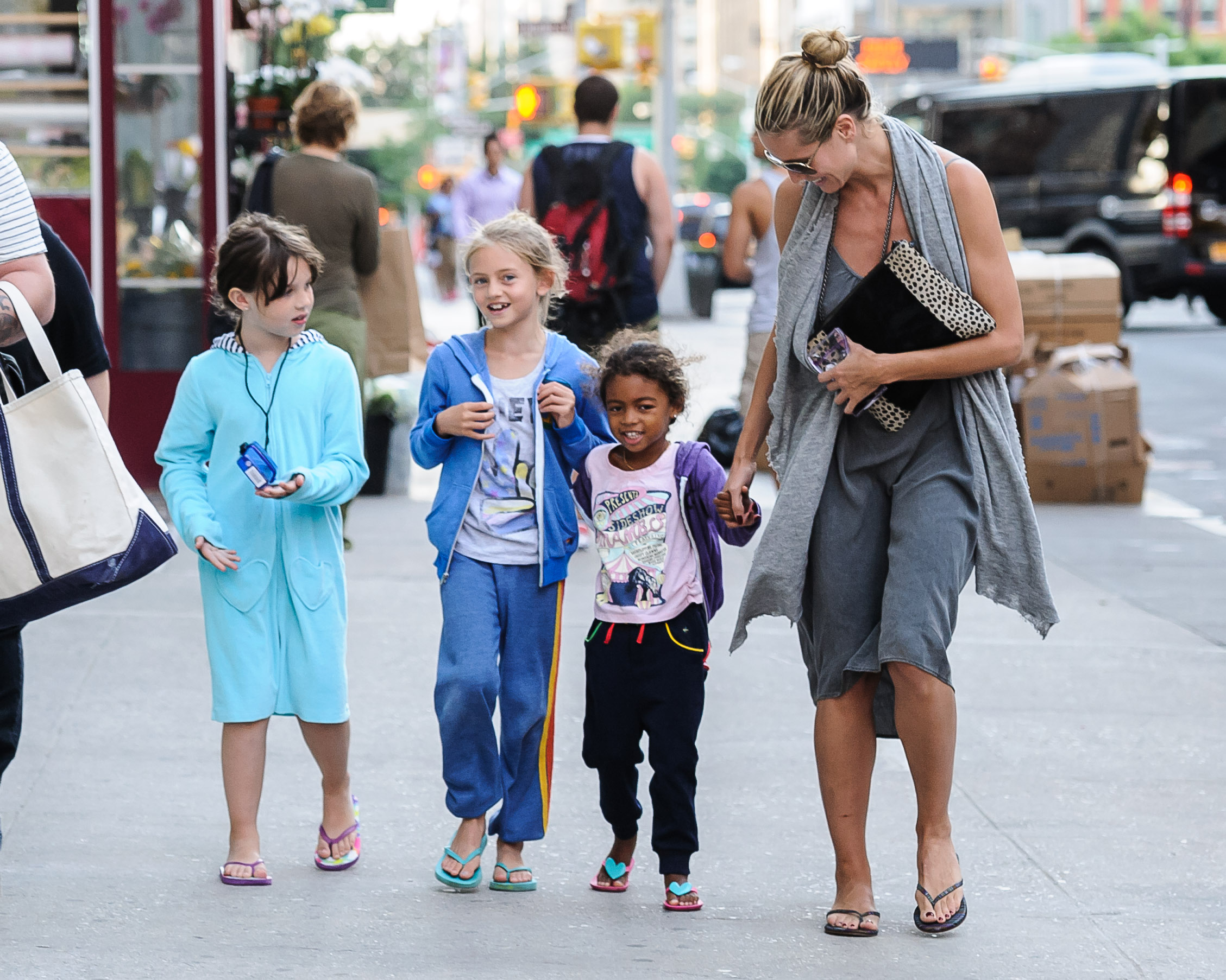 Heidi Klum mit ihren Kindern Helene, Samuel und Lou in New York im Jahr 2013 | Quelle: Getty Images