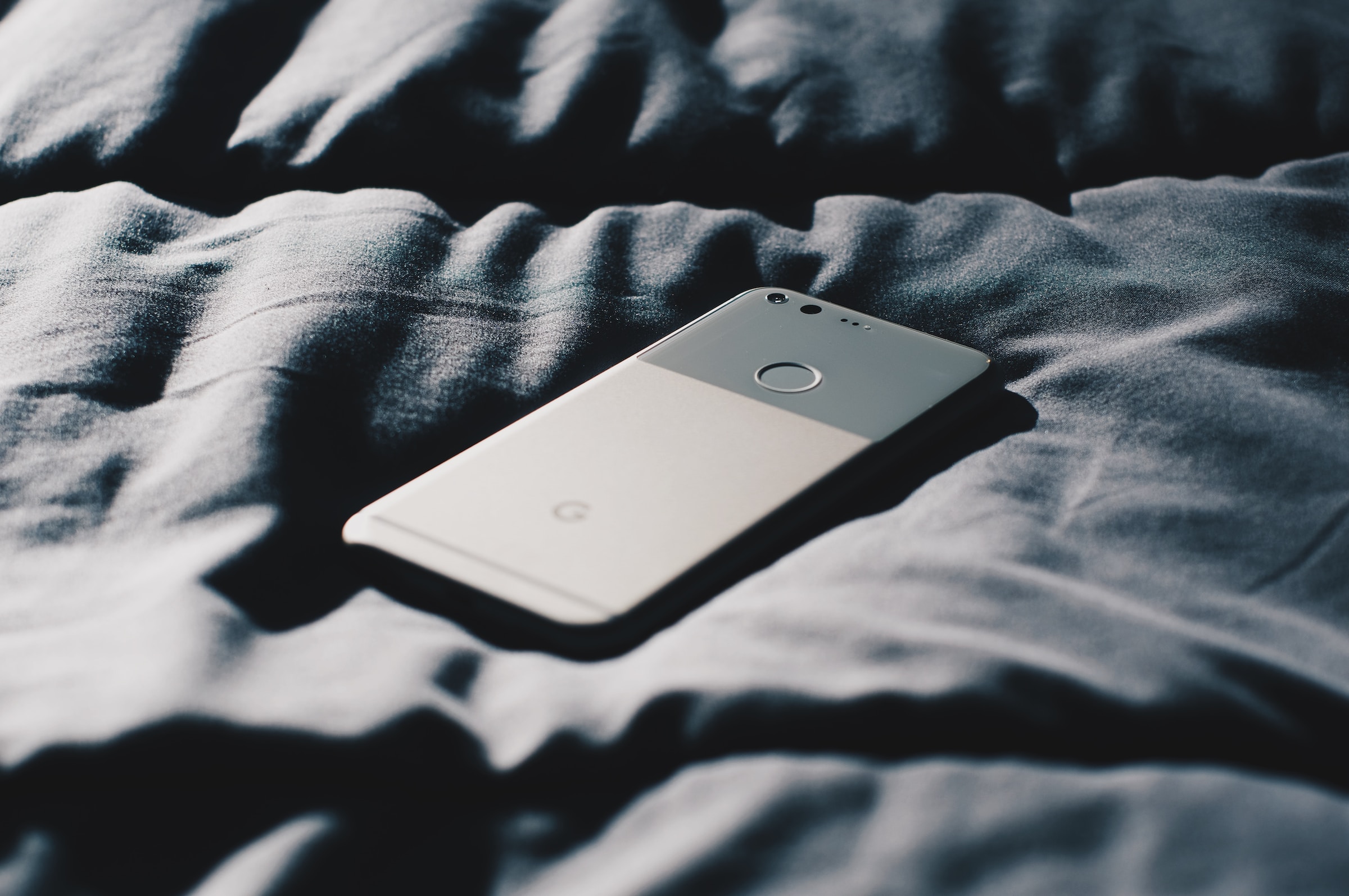 Telefon auf dem Bett | Quelle: Pexels