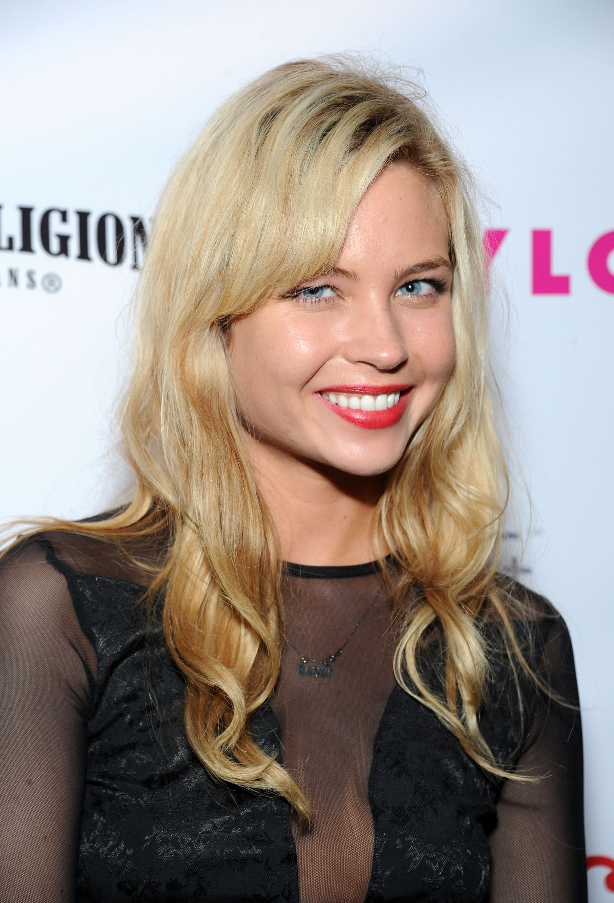 Daveigh Chase kommt zusammen mit Shirley Manson zur Launch-Party der Juni/Juli-Musikausgabe des NYLON-Magazins im Roxy Theatre – Jahre bevor ihre Angehörigen erfuhren, dass sie angeblich Tantiemen in Millionenhöhe nicht beansprucht hatte. | Quelle: Getty Images