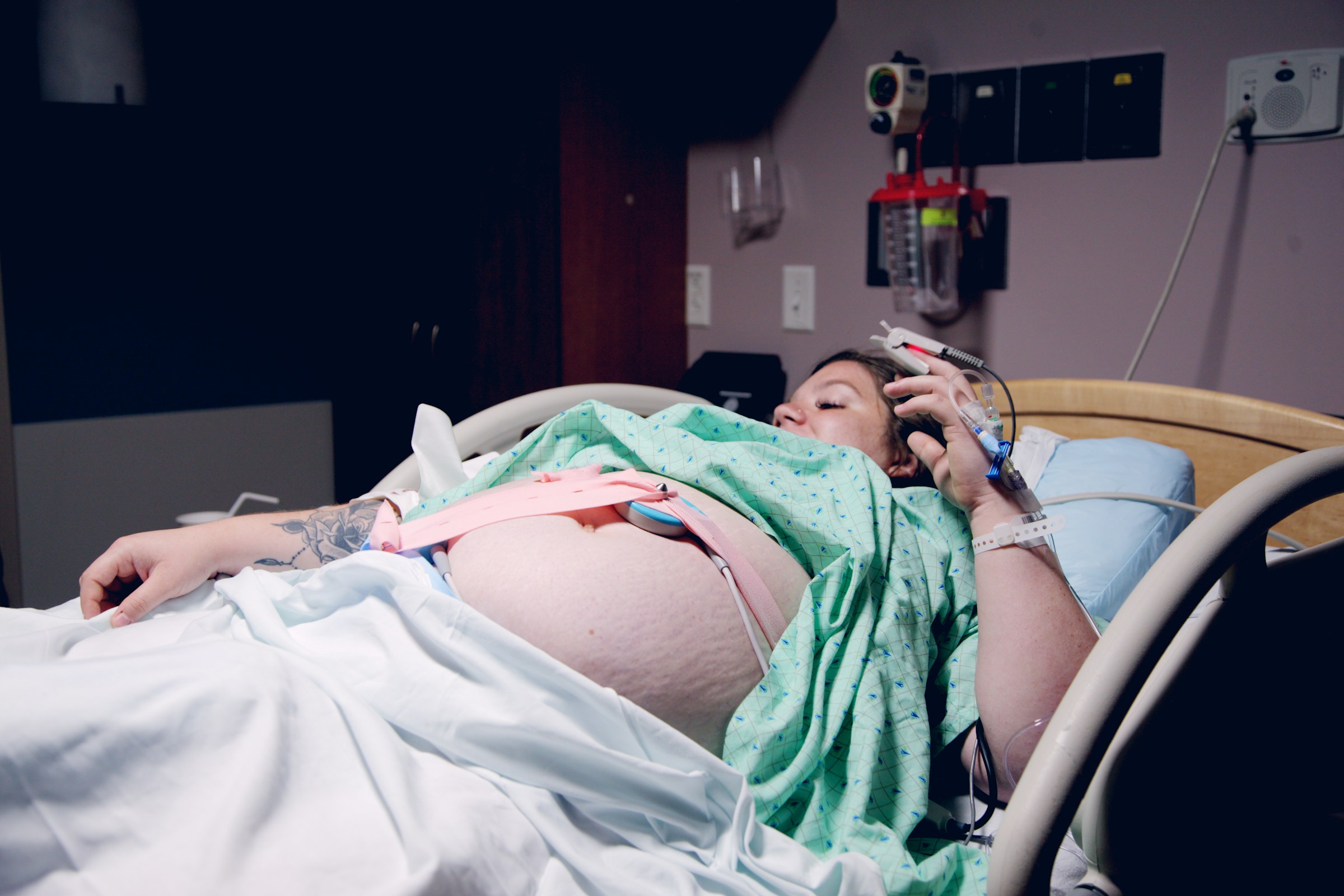 Eine Frau mit Wehen im Krankenhaus | Quelle: Unsplash
