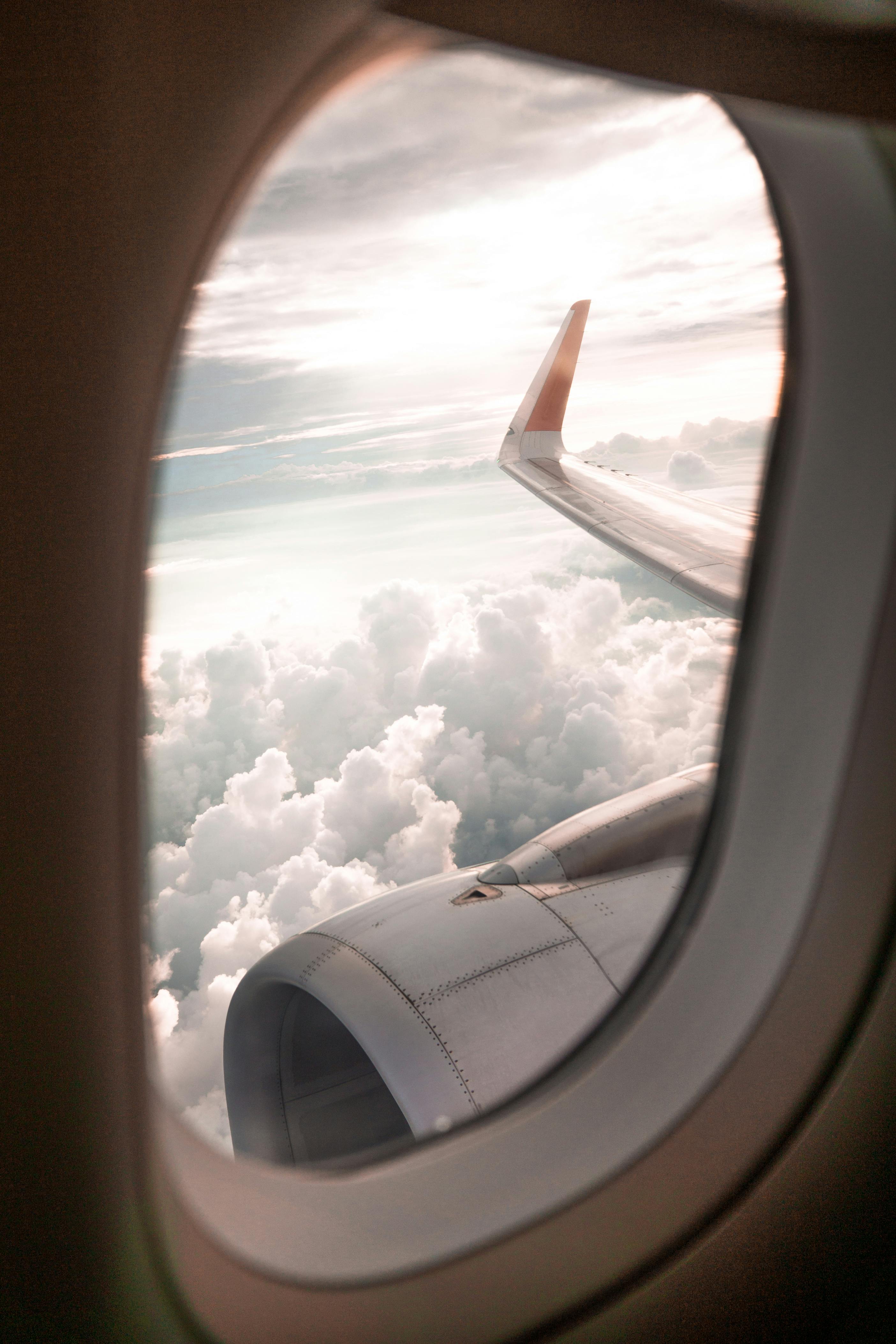 Ein Blick auf die Wolken aus einem Flugzeugfenster | Quelle: Pexels