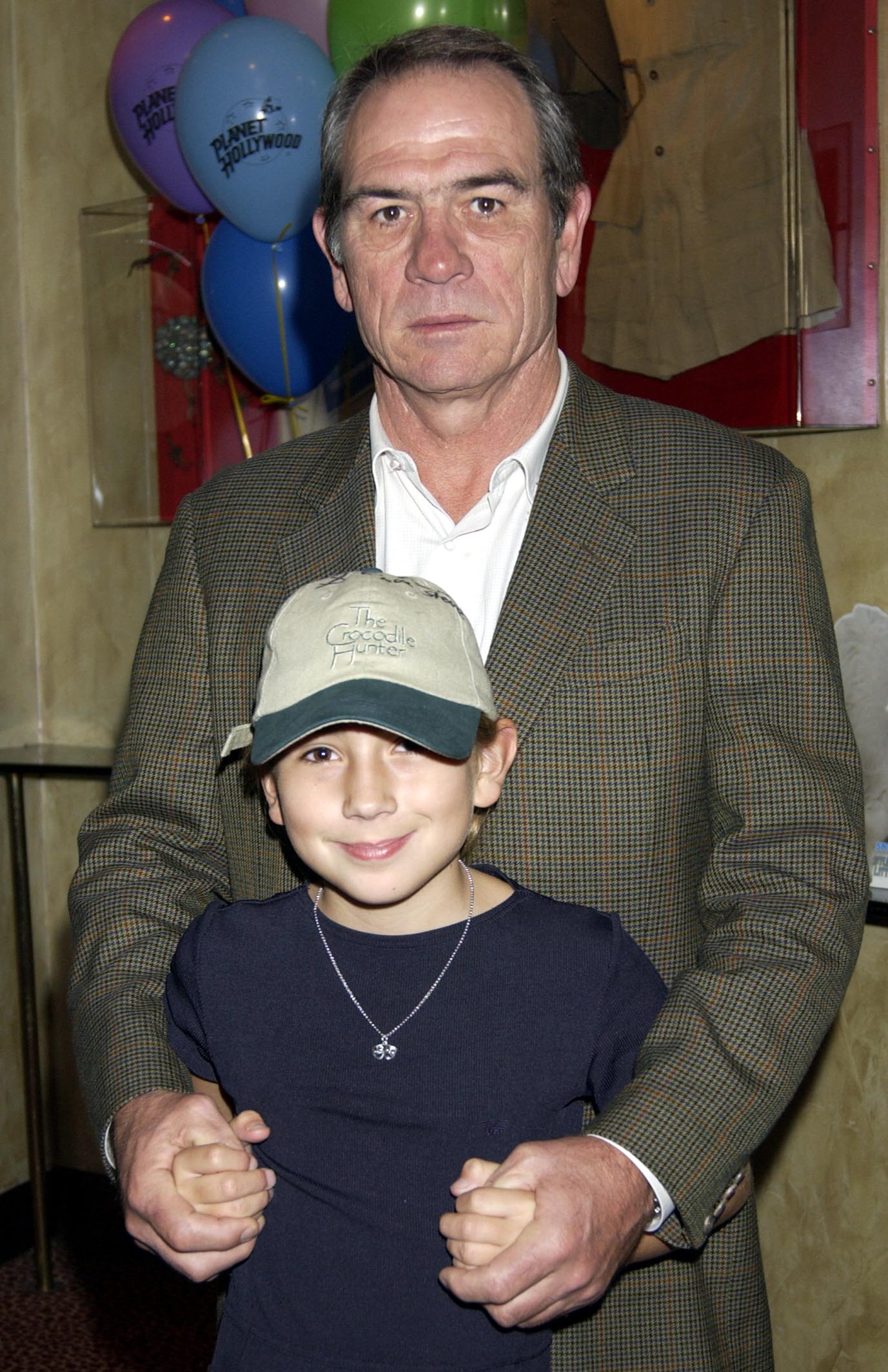 Tommy Lee Jones und Victoria Jones bei einer Vorführung von "Stuart Little 2" am 14. Juli 2002 in London, England. | Quelle: Getty Images