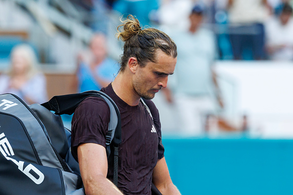 Alexander Zverev verlässt niedergeschlagen den Platz nach seiner Niederlage gegen Arthur Fils im Viertelfinale der Miami Open, Miami, 26. März 2025. | Quelle: Getty Images