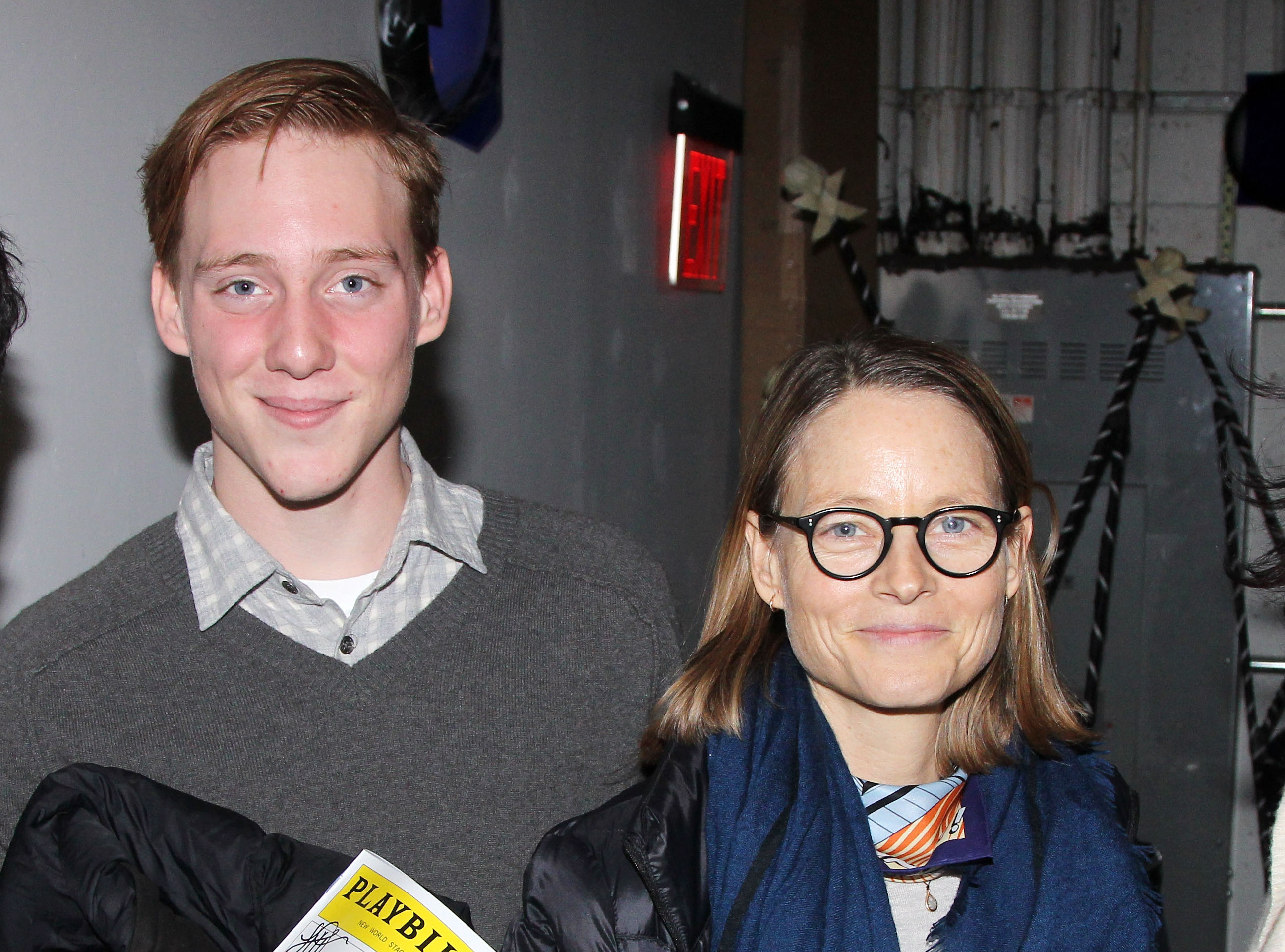 Charlie Foster und Mutter Jodie Foster posieren hinter der Bühne bei "Nevermore: The Imaginary Life and Mysterious Death of Edgar Allan Poe" am 15. Februar 2015 in New York City | Quelle: Getty Images