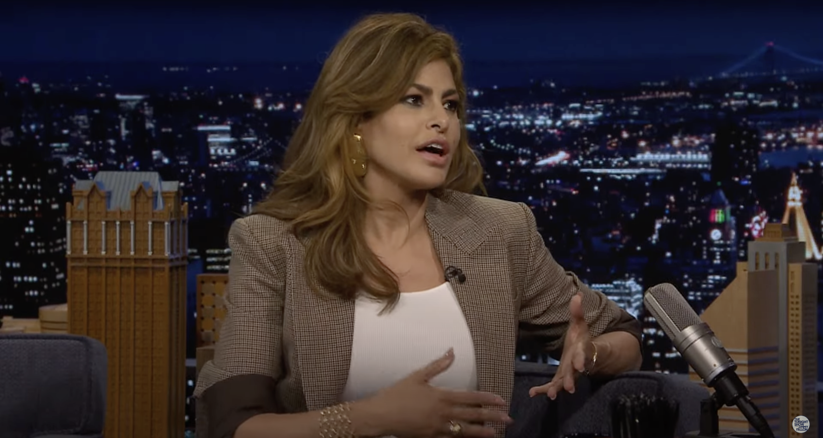 Eva Mendes in der "The Tonight Show Starring Jimmy Fallon", die für ihr neues Kinderbuch wirbt, aus einem YouTube-Video vom 19. September 2024 | Quelle: Youtube/@fallontonight