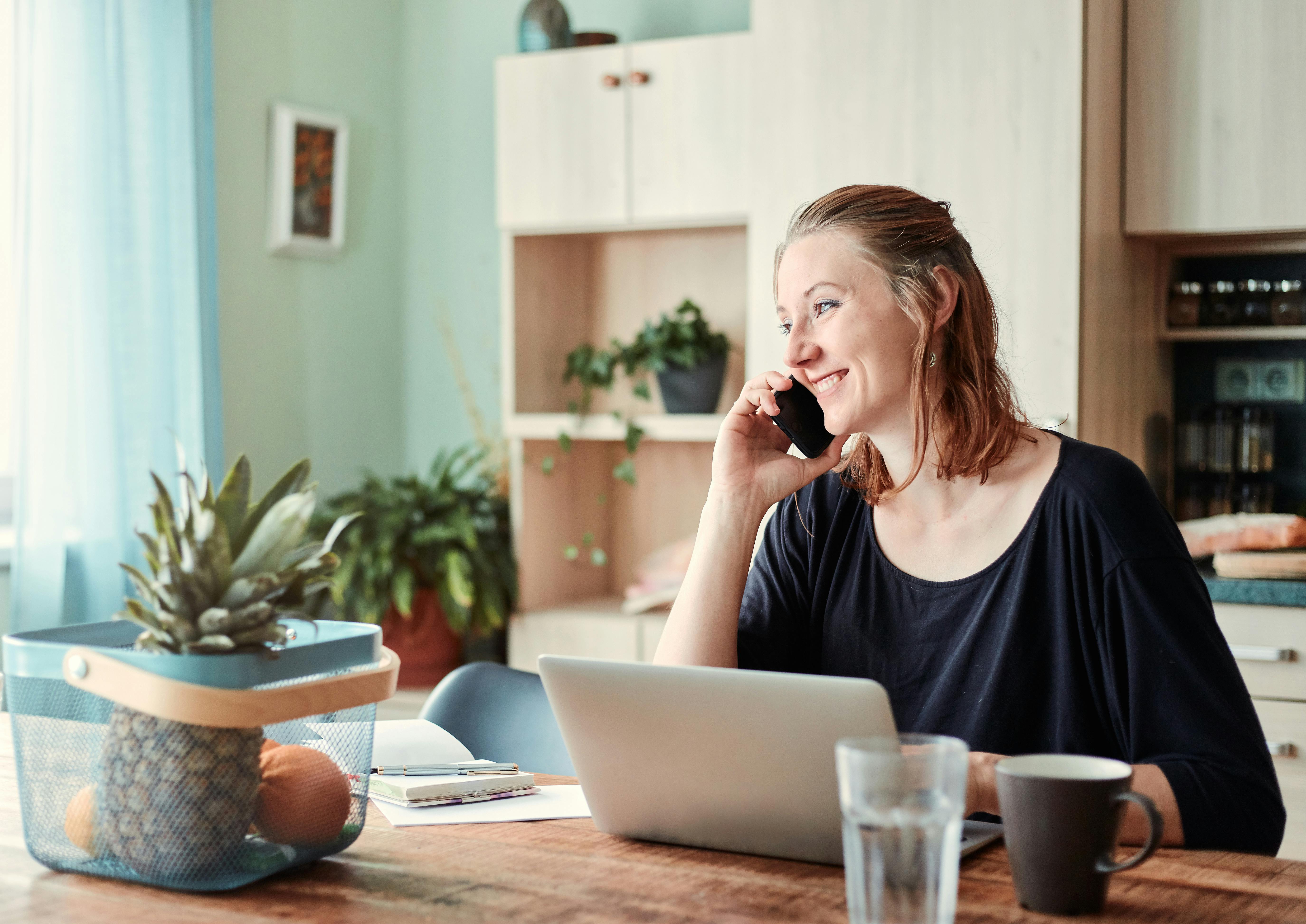 Eine Frau, die mit ihrem Telefon spricht | Quelle: Pexels