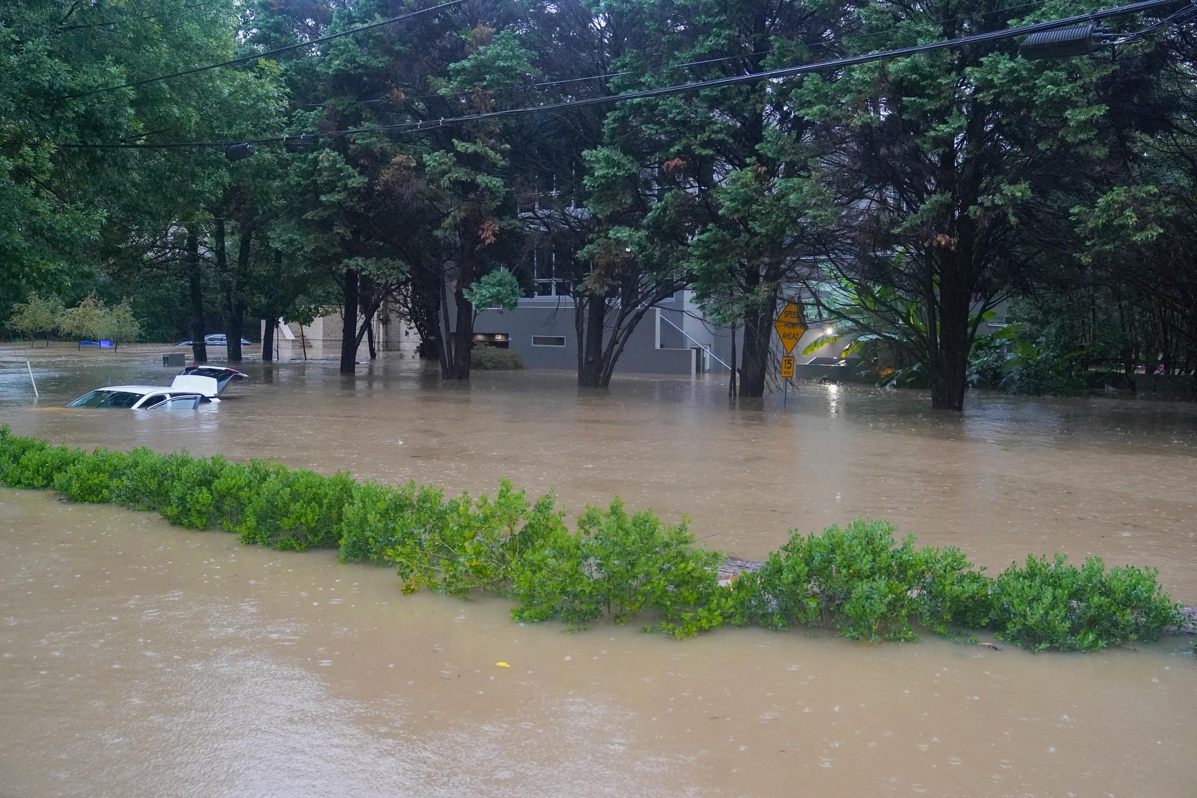 Die überschwemmten Straßen in der Nähe des Peachtree Creek, nachdem Hurrikan Helene über Nacht heftige Regenfälle in Atlanta, Georgia, gebracht hat, am 27. September 2024 | Quelle: Getty Images