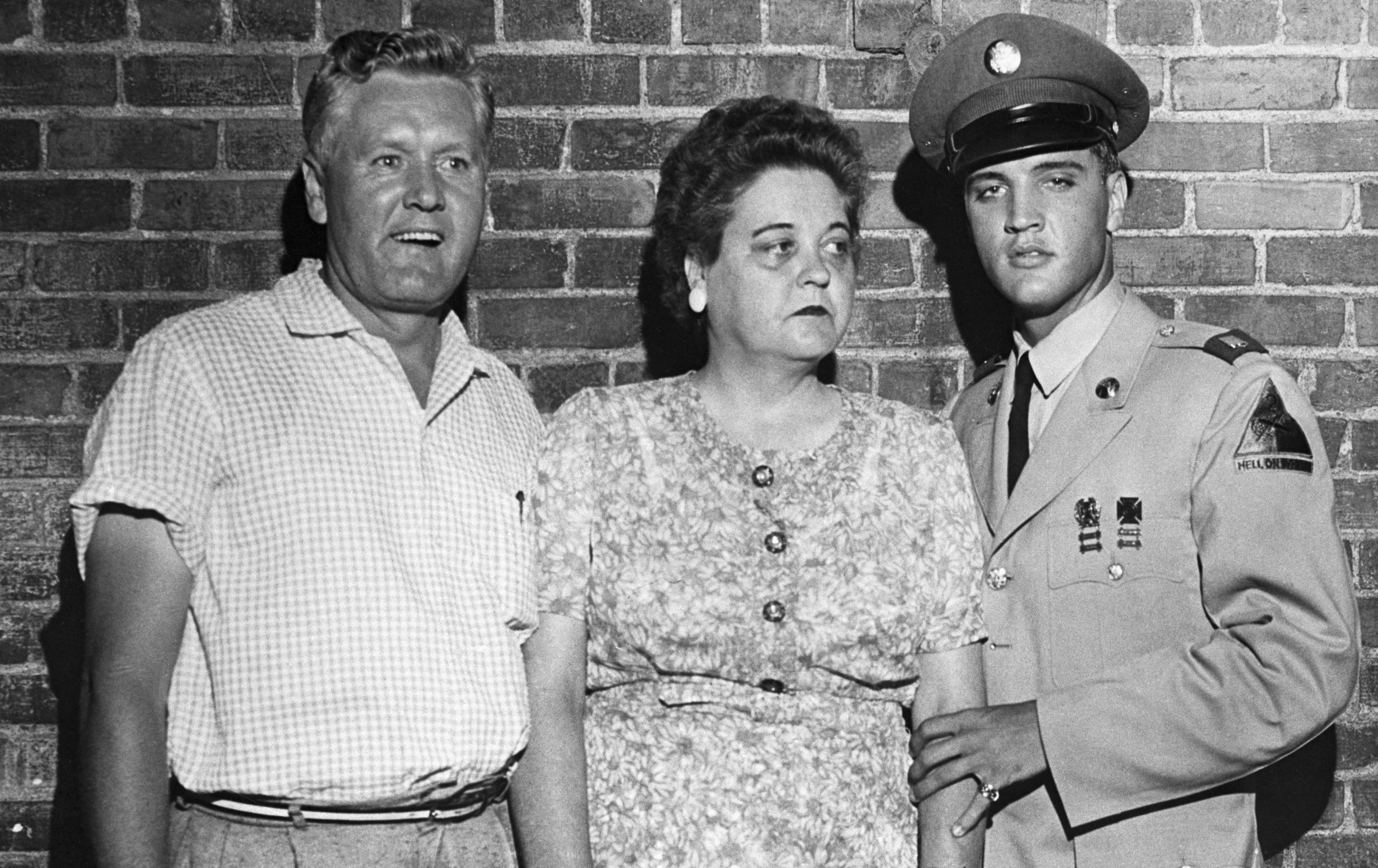 Elvis Presley, auf seinem ersten Urlaub von der Armee, begleitet seine Eltern, Mr. und Mrs. Presley, von ihrer Villa hier in die Stadt, um eine Vorschau auf den neuesten Film des Entertainers, 1. Juni, zu sehen.  |  Quelle: Getty Images