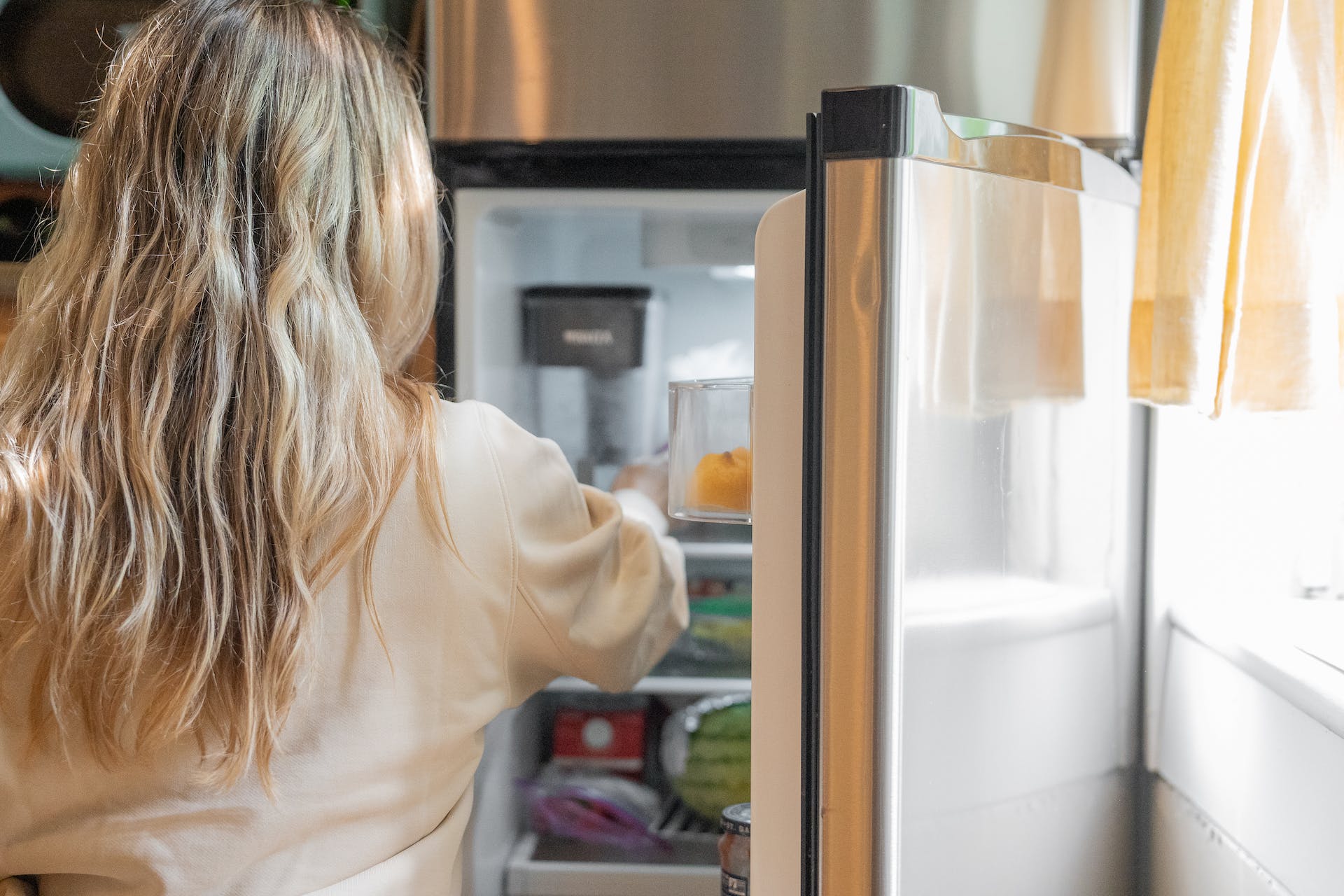 Person, die vor einem Kühlschrank steht | Quelle: Pexels