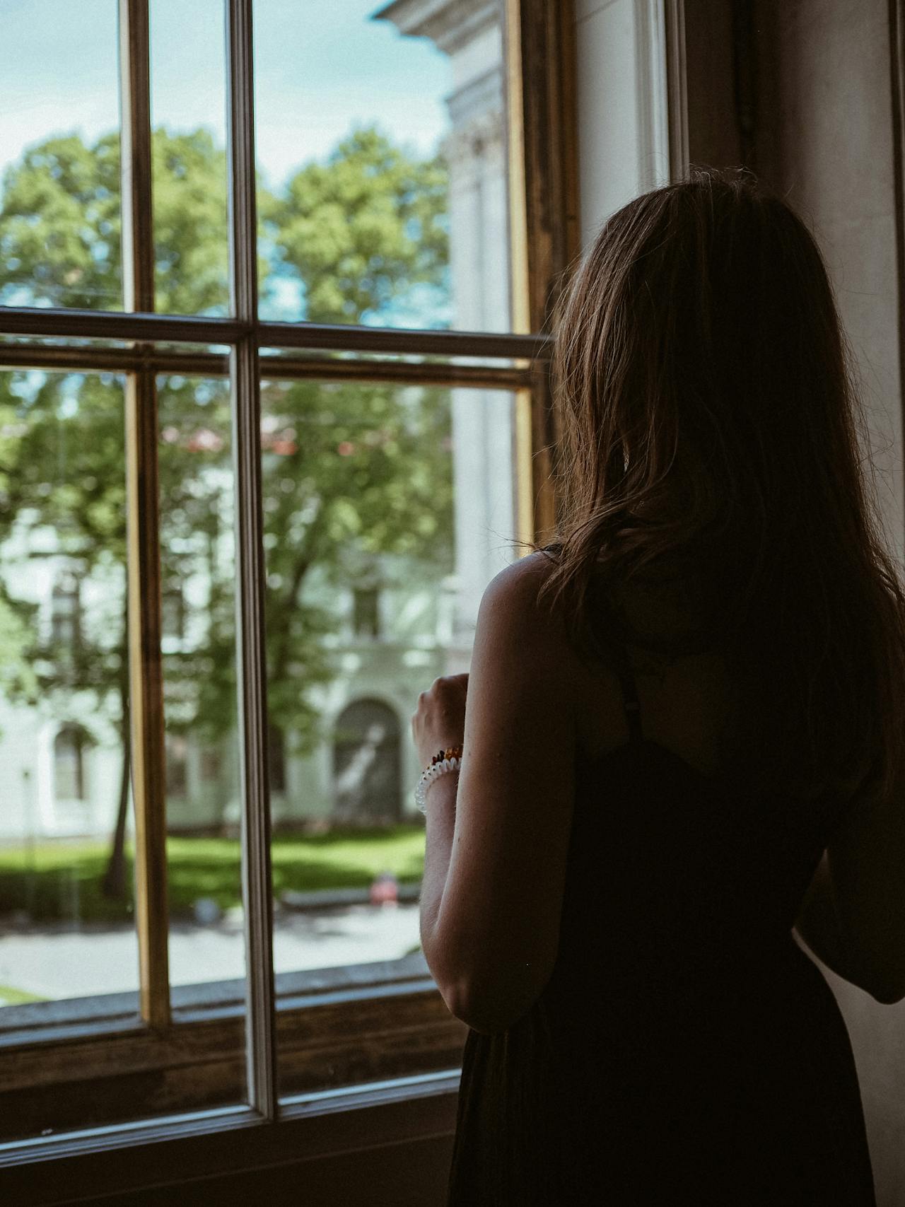 Eine Frau, die neben dem Fenster steht | Quelle: Pexels