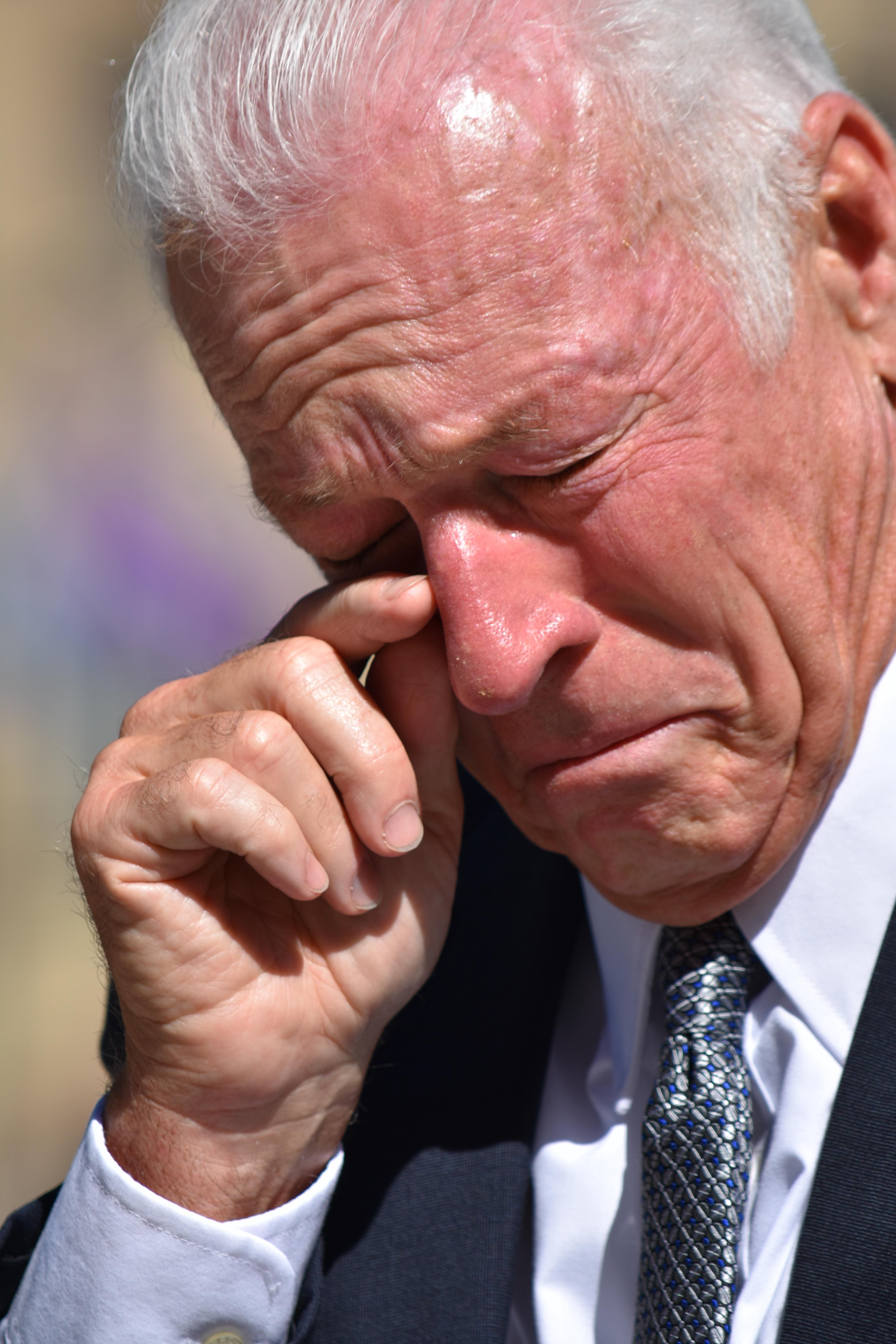 Ein älterer Mann wischt sich die Tränen ab | Quelle: Shutterstock