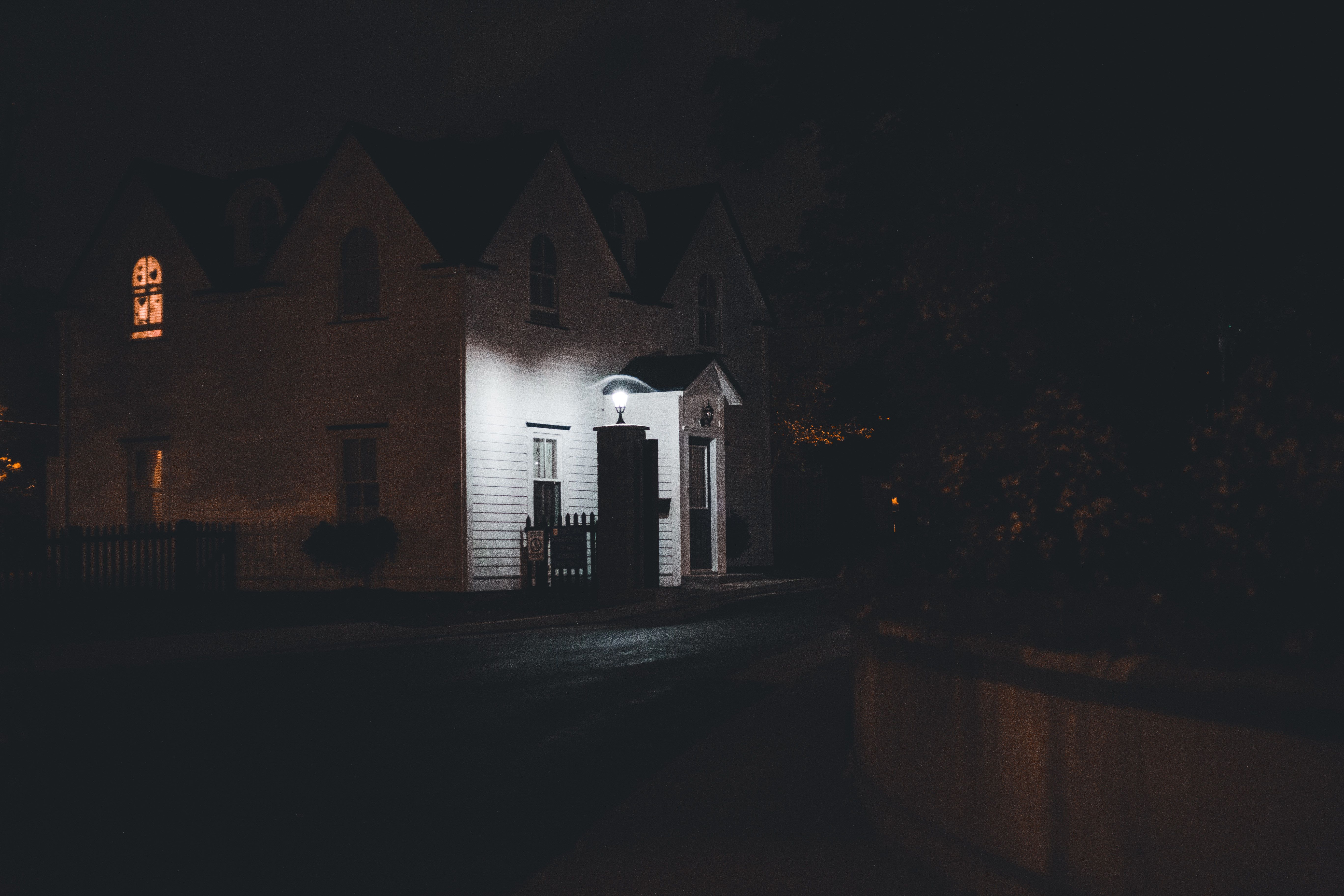 Ein Haus, sanft beleuchtet von Außenleuchten | Quelle: Pexels