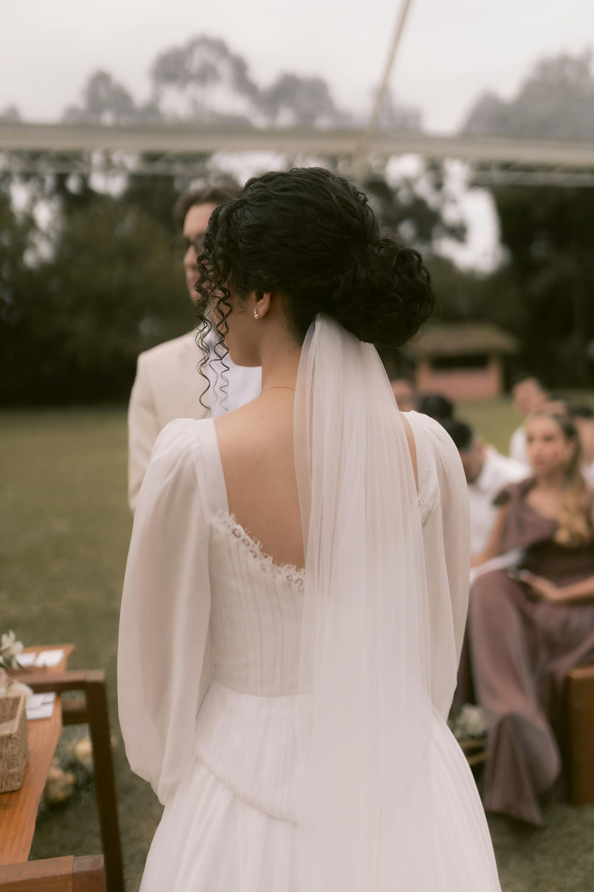 Eine Braut und ein Bräutigam vor dem Altar | Quelle: Pexels