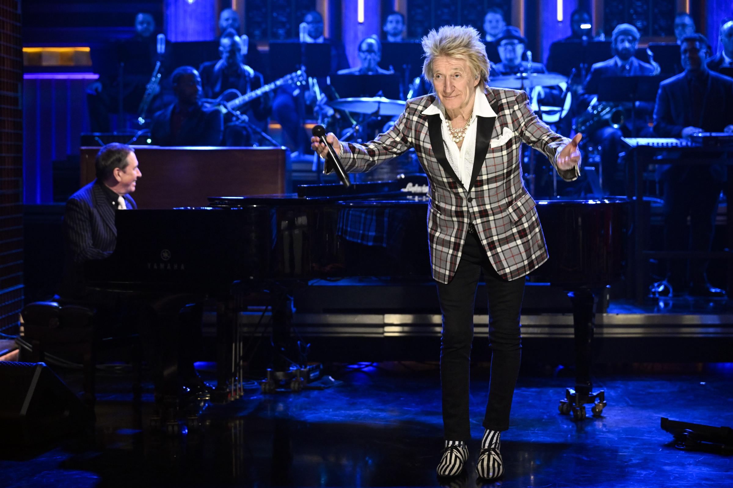 Rod Stewart bei seinem Auftritt in der "Tonight Show Starring Jimmy Fallon" am 6. Februar 2024. | Quelle: Getty Images