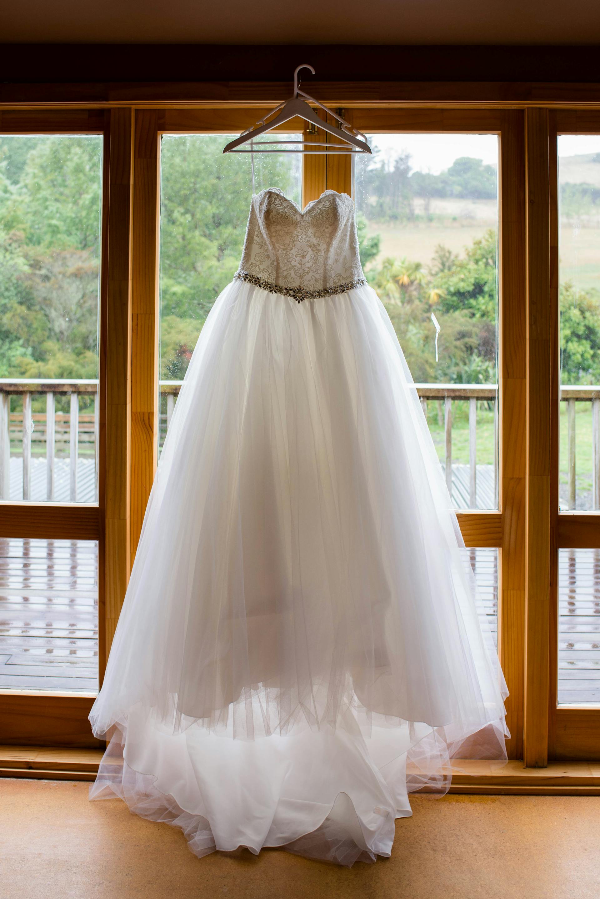 Ein Hochzeitskleid, das vor einem Fenster hängt | Quelle: Pexels