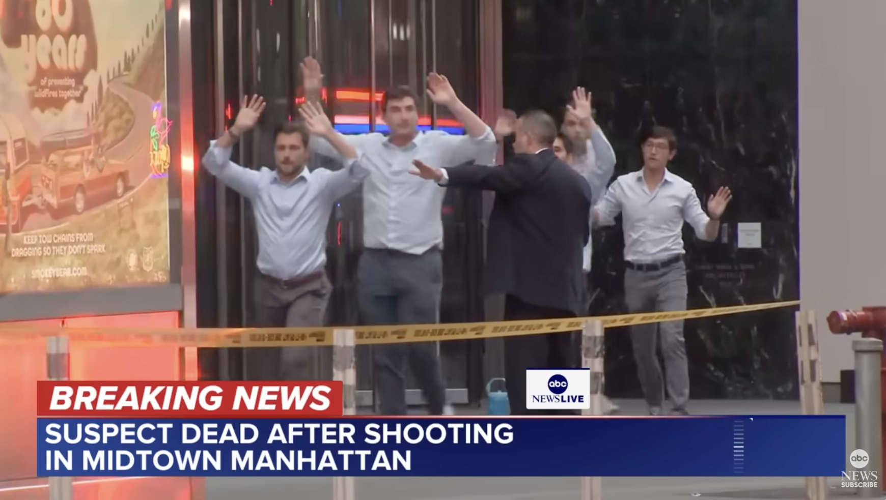 Bewohner von 345 Park Avenue in Midtown, Manhattan, bei der Evakuierung des Gebäudes mit erhobenen Armen am 28. Juli 2025 | Quelle: YouTube/ABC News