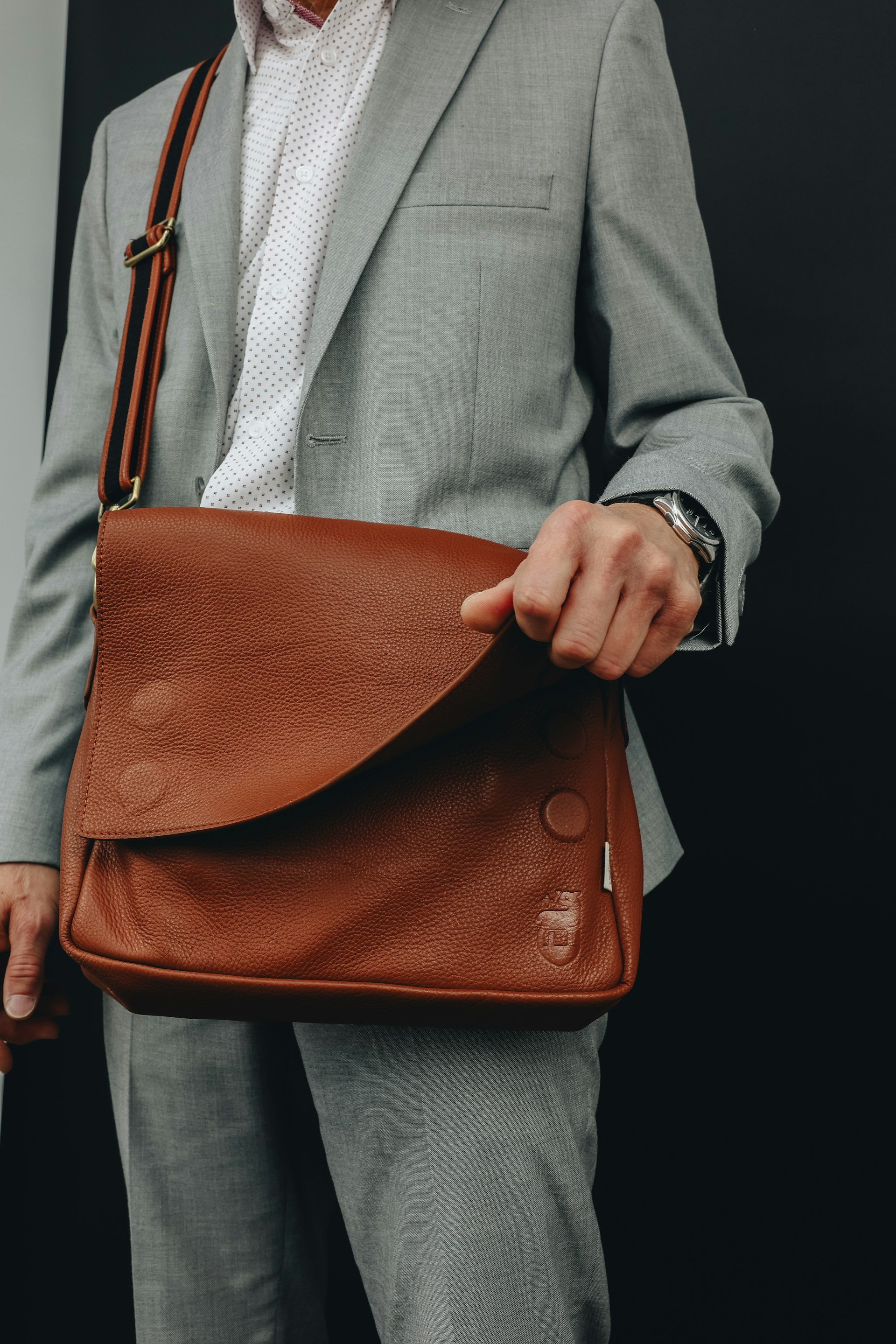 Ein Mann trägt seine Tasche und macht sich auf den Weg zur Arbeit | Quelle: Unsplash