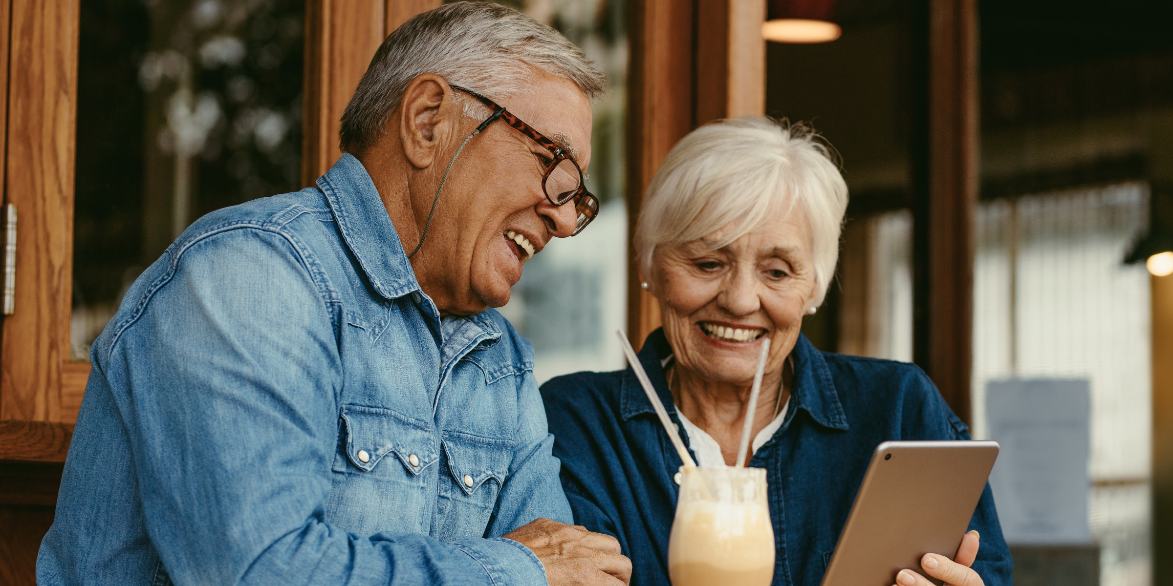 Ein glückliches älteres Paar schaut auf ein Tablet | Quelle: Shutterstock