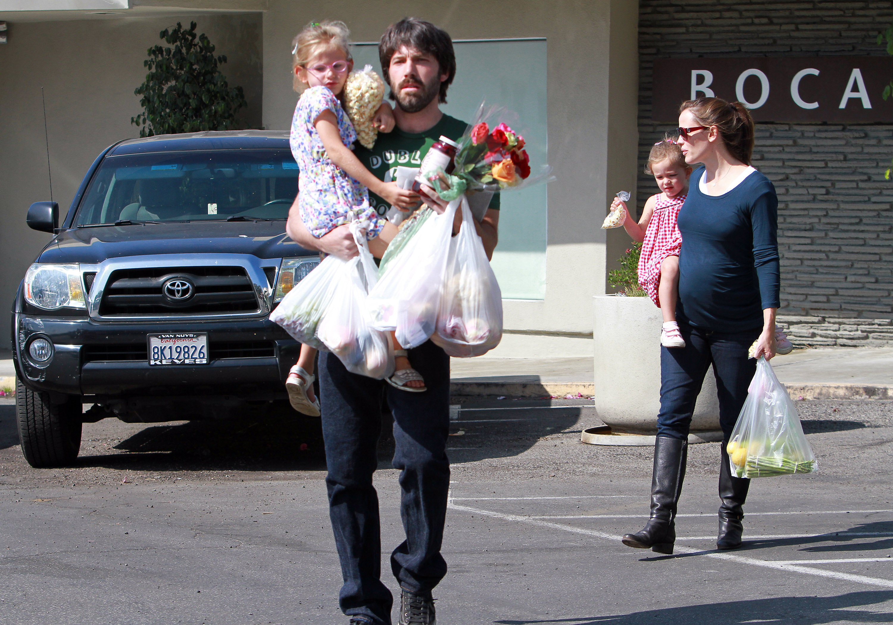 Violet Affleck, Ben Affleck, Jennifer Garner und Seraphina Affleck werden am 16. Oktober 2011 auf dem Brentwood Farmers Market in Los Angeles, Kalifornien, gesehen. | Quelle: Getty Images