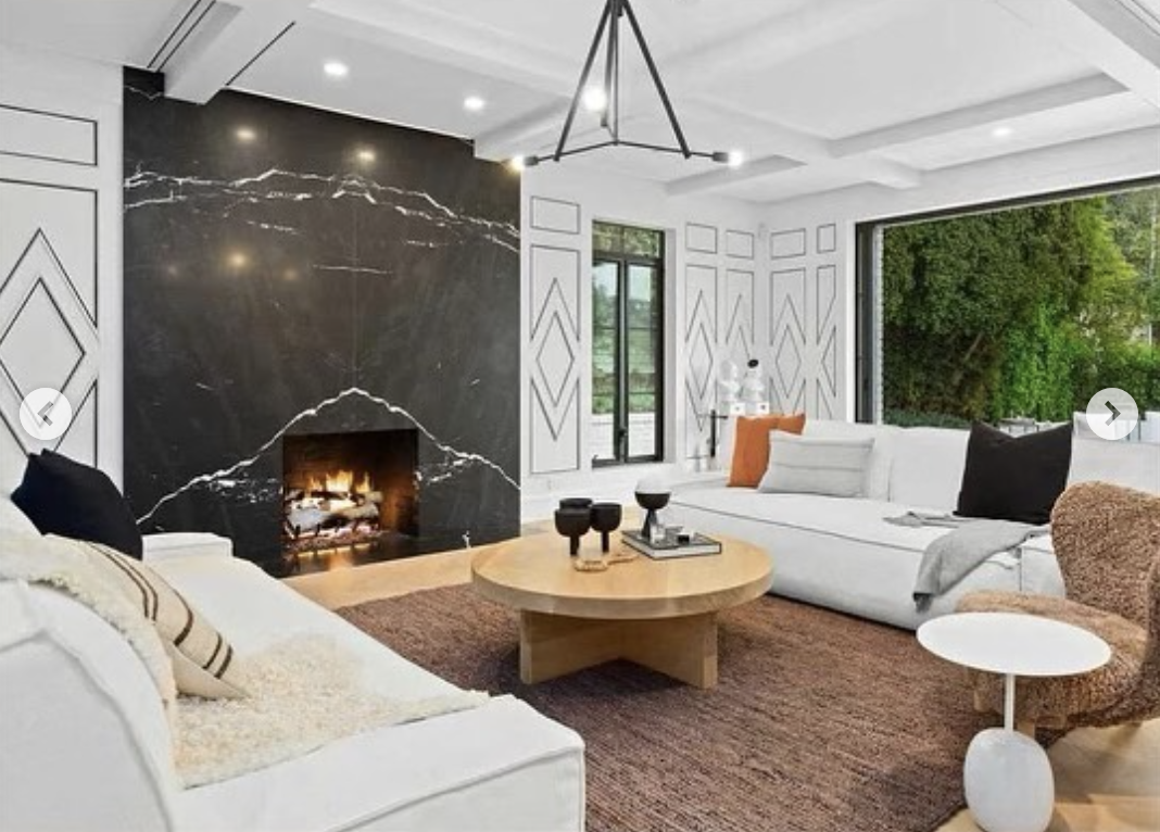 Ein Wohnzimmer in Rihannas Beverly Hills-Villa, veröffentlicht im Juli 2021 | Quelle: instagram/drip
