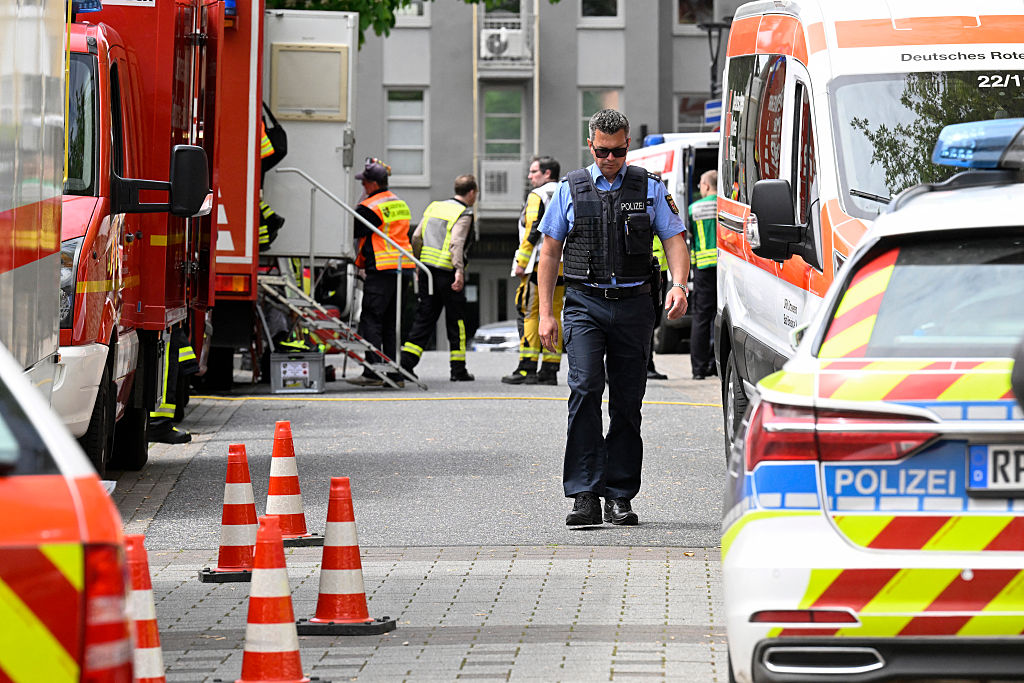 Polizei und Rettungskräfte sind in der Nähe einer Bank zu sehen, in der Bankräuber am 8. Mai 2026 in Sinzig, Westdeutschland, mehrere Geiseln genommen haben. | Quelle: Getty Images