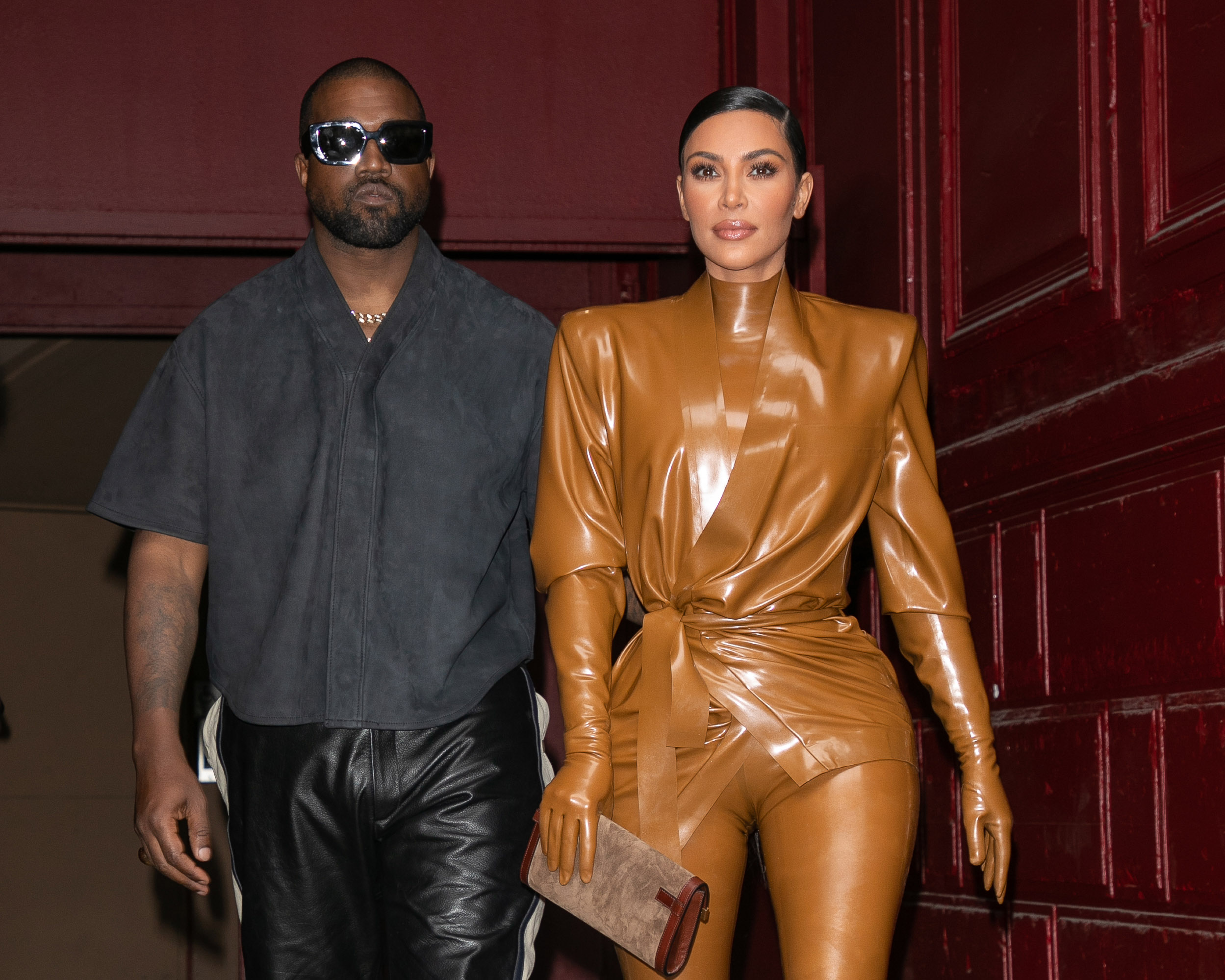 Kanye West und Kim Kardashian verlassen den Sonntagsgottesdienst von K.West am 1. März 2020 in Paris, Frankreich. | Quelle: Getty Images