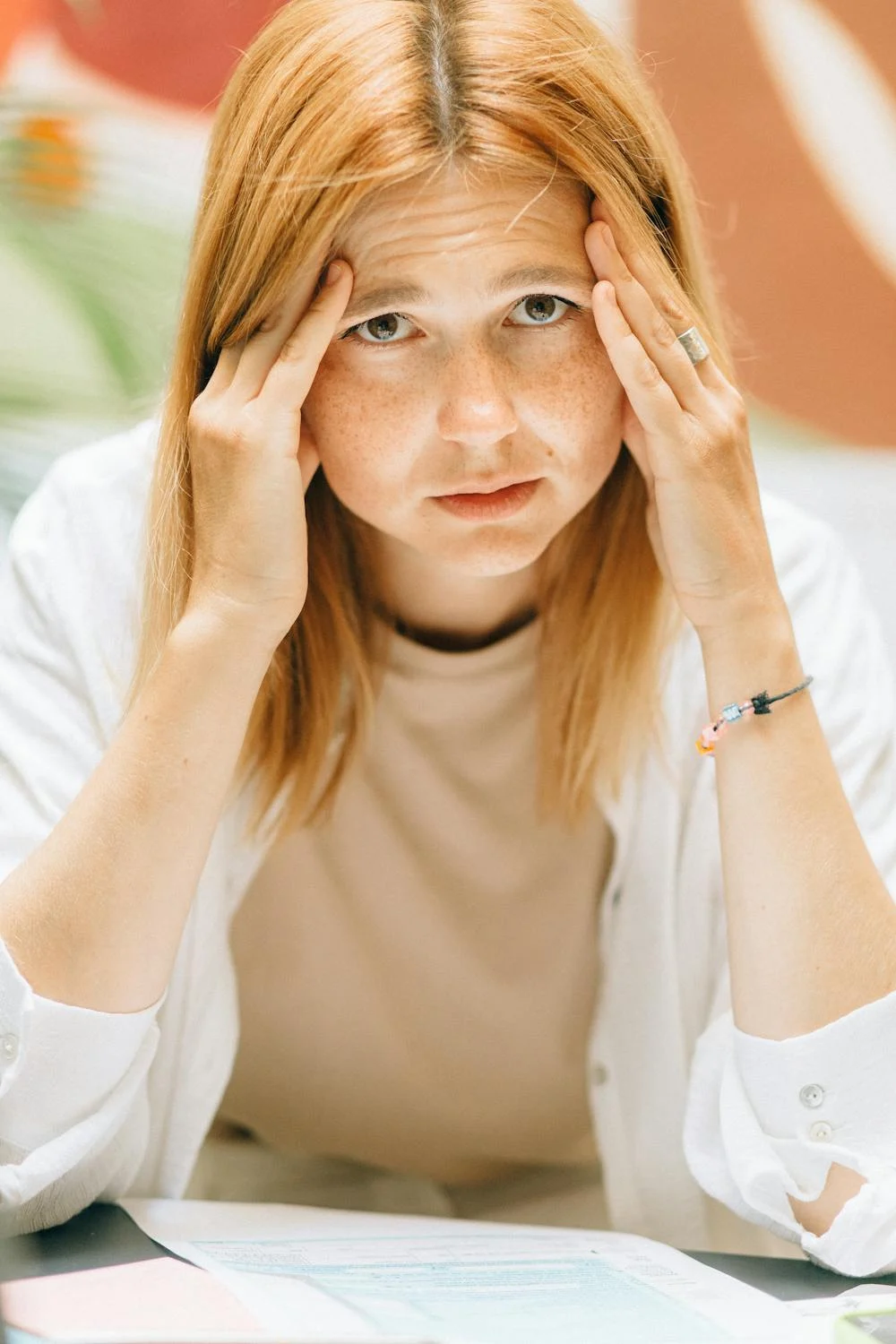 Eine müde Frau massiert ihre Schläfen | Quelle: Pexels