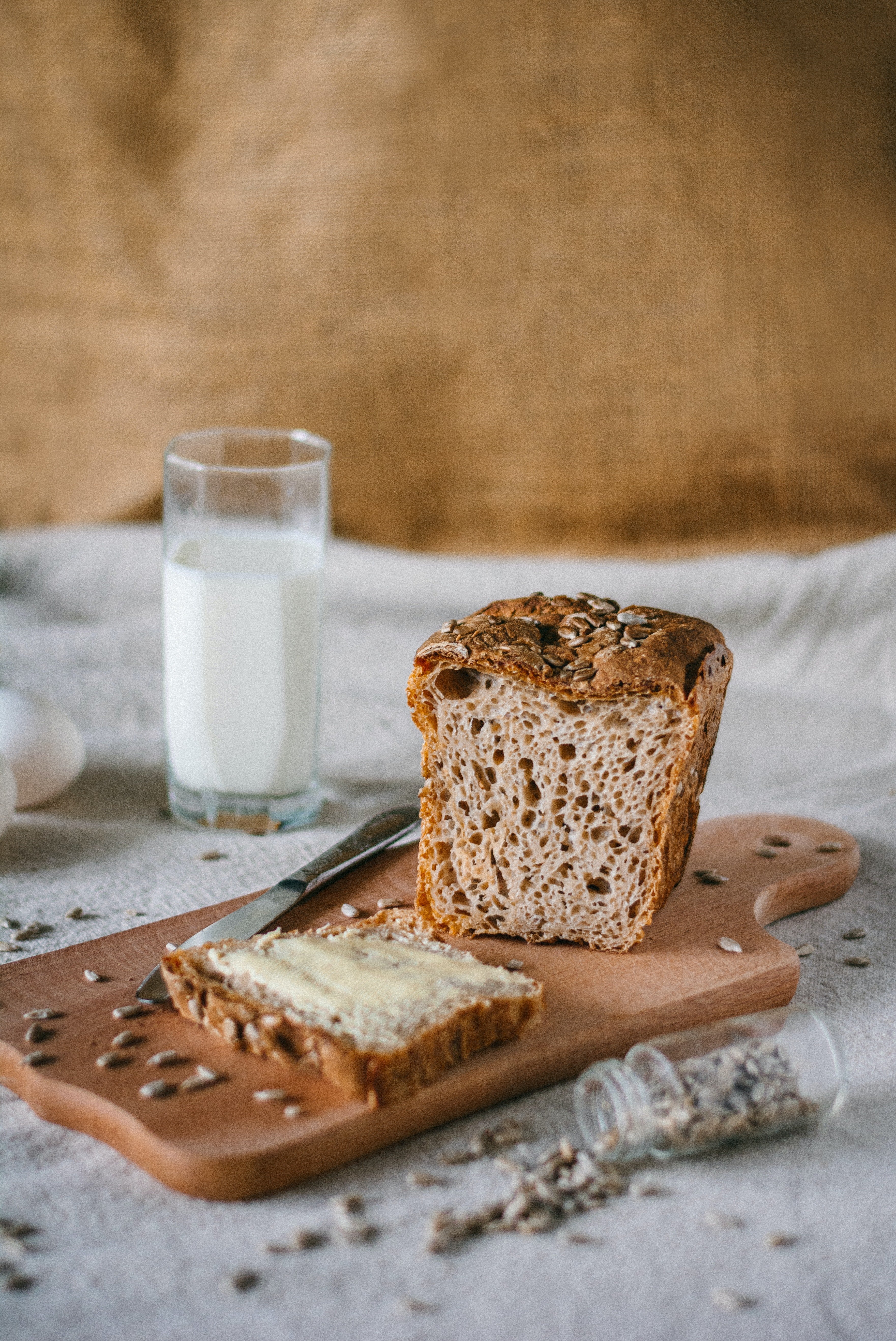 Lucy nahm etwas Brot und Milch für den Obdachlosen mit. | Quelle: Pexels