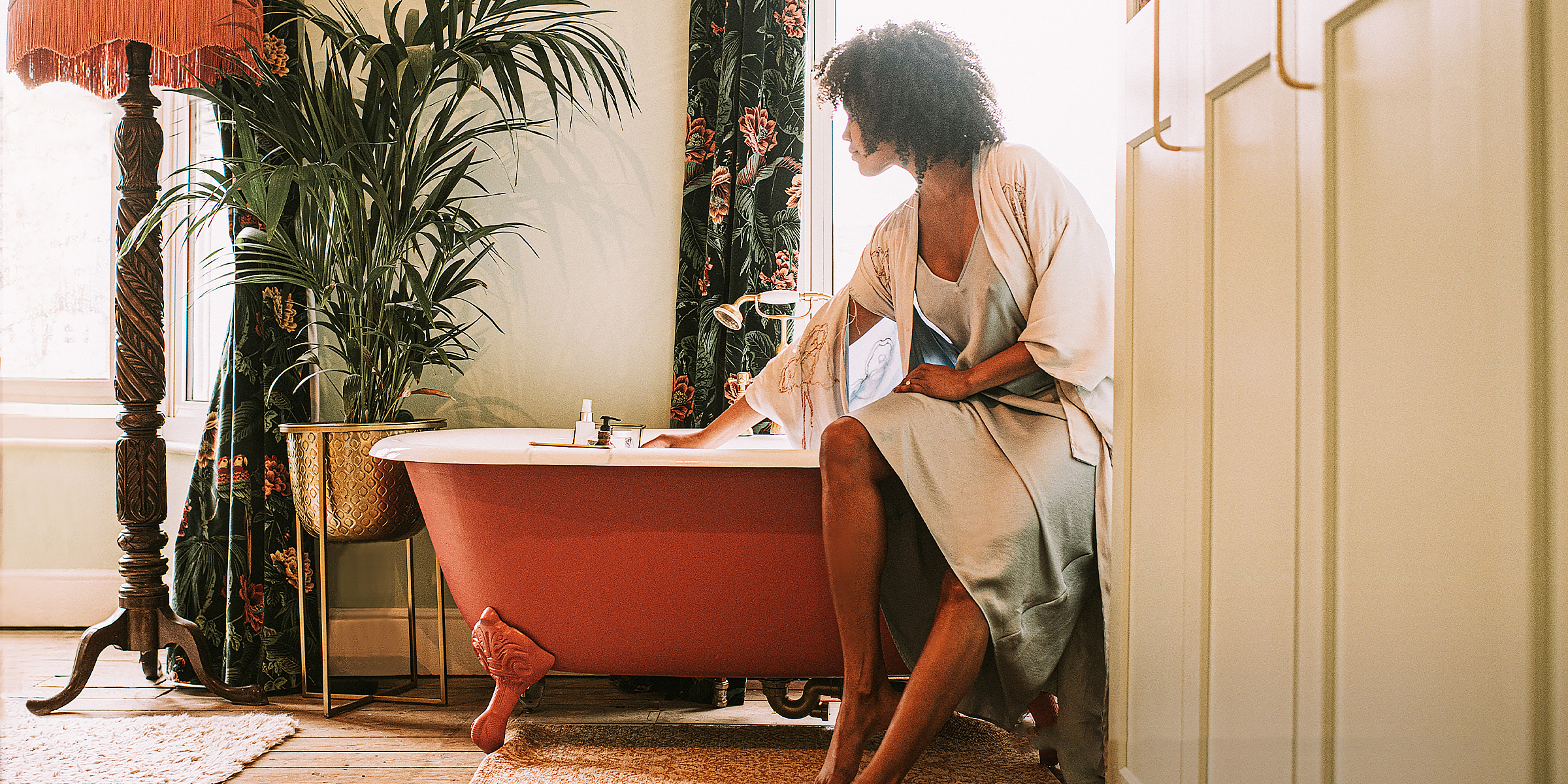 Eine Frau, die auf einer Badewanne sitzt | Quelle: Getty Images