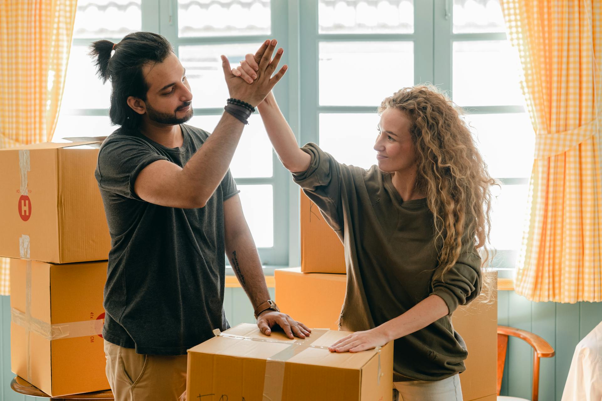 Ein Paar packt Kisten in seinem neuen Zuhause aus | Quelle: Pexels