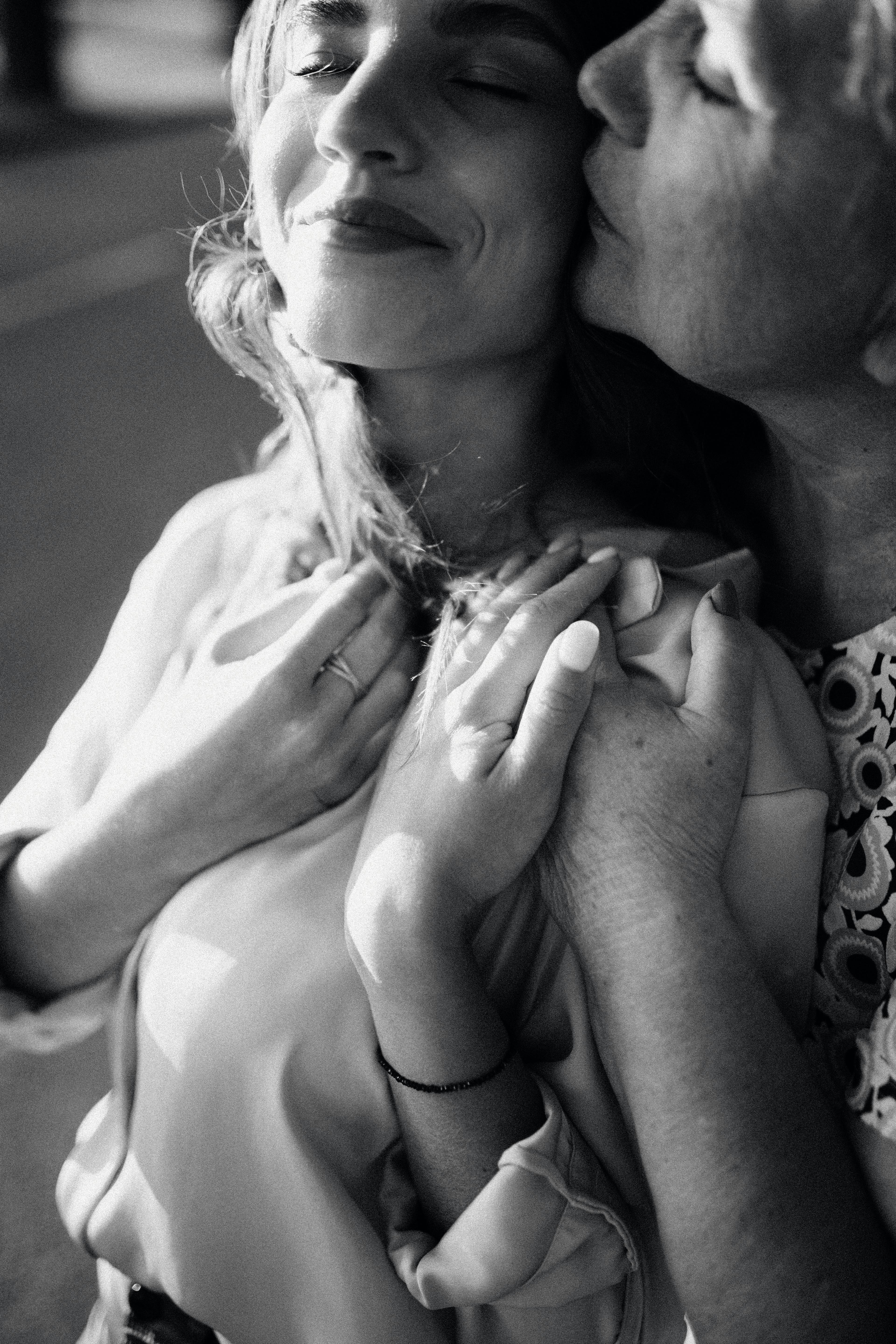 Eine Mutter und ihre Tochter, die sich umarmen | Quelle: Pexels