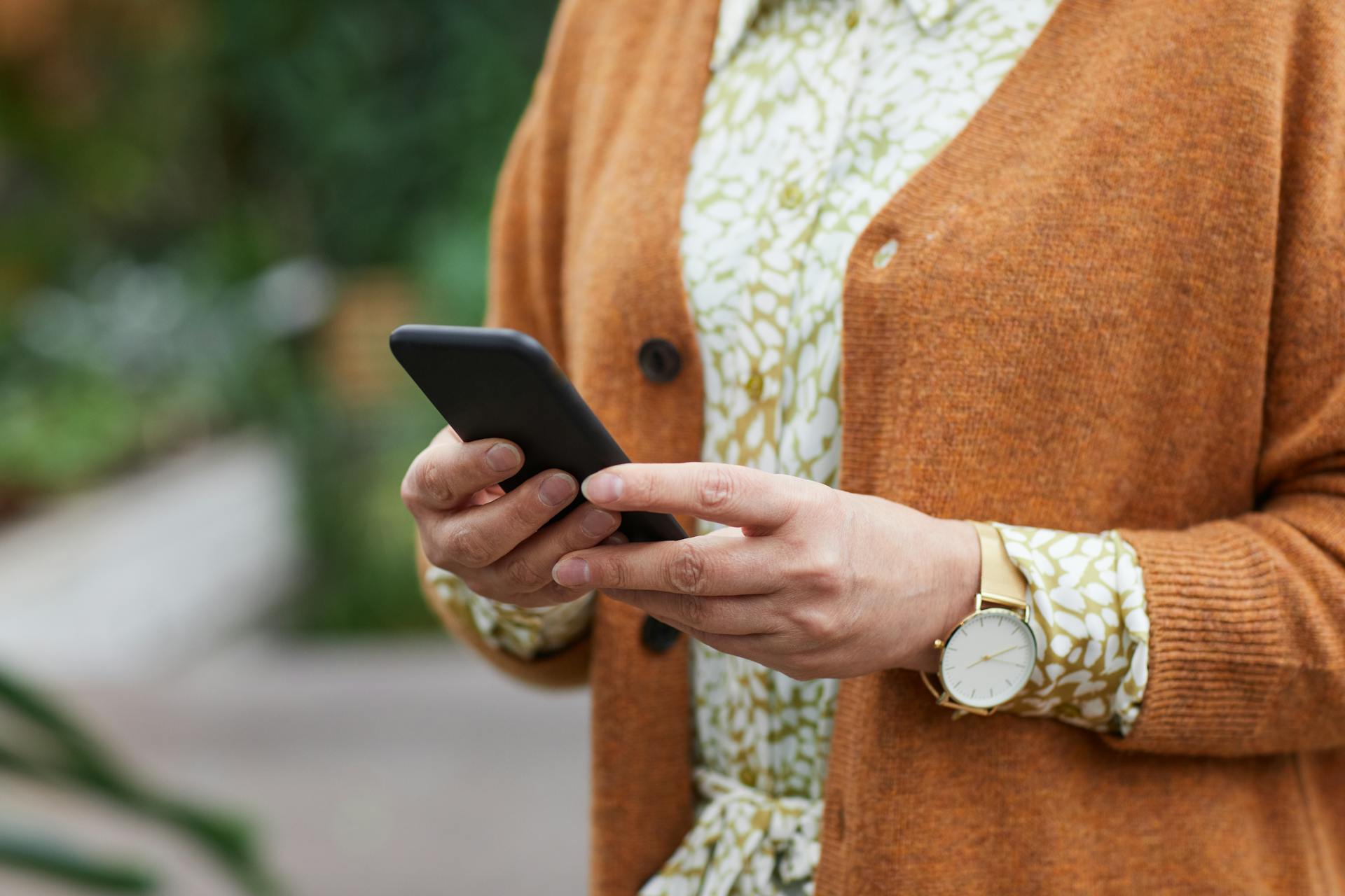 Eine Nahaufnahme einer Frau, die ihr Telefon hält | Quelle: Pexels