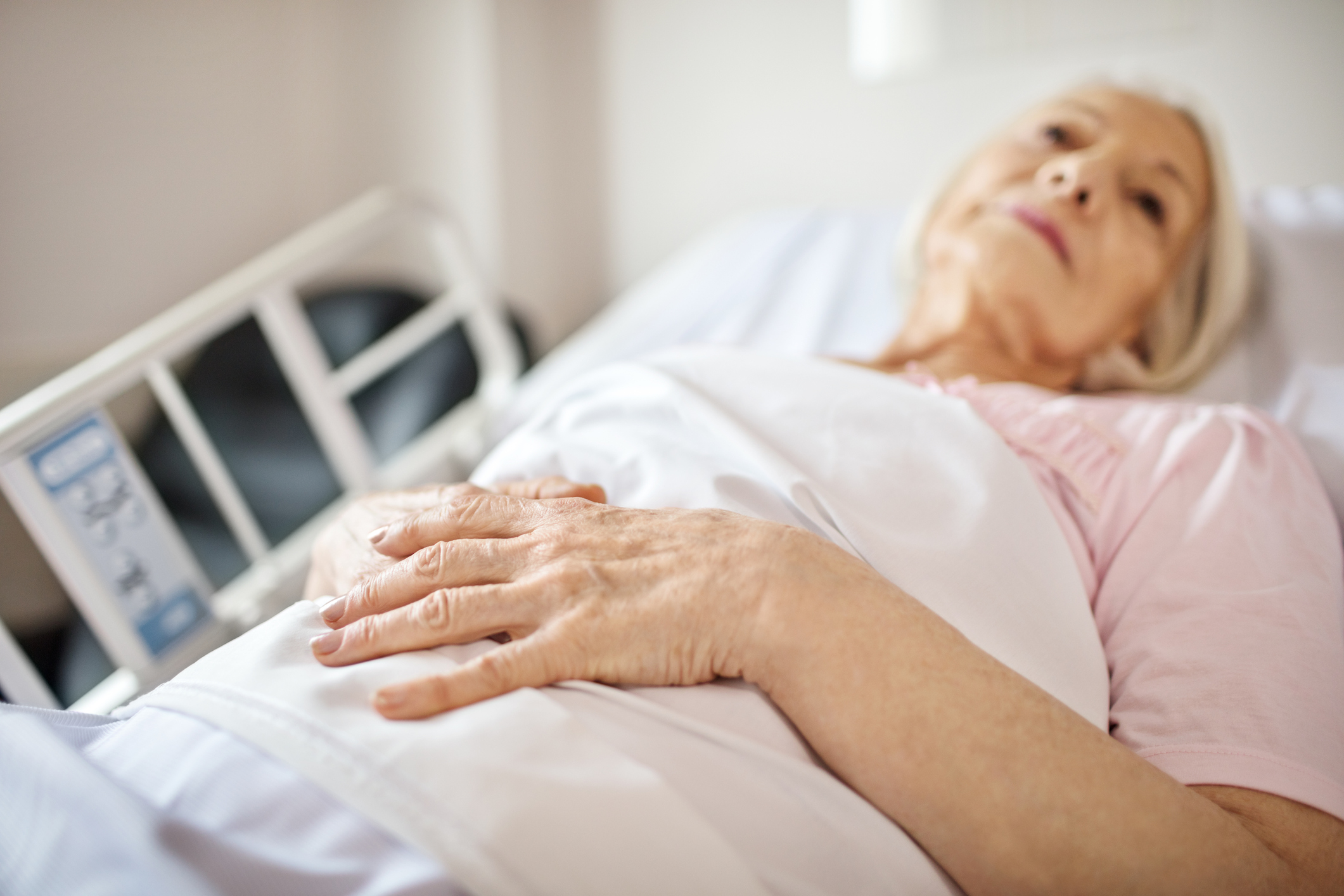 Eine kranke Seniorin im Krankenhaus | Quelle: Getty Images