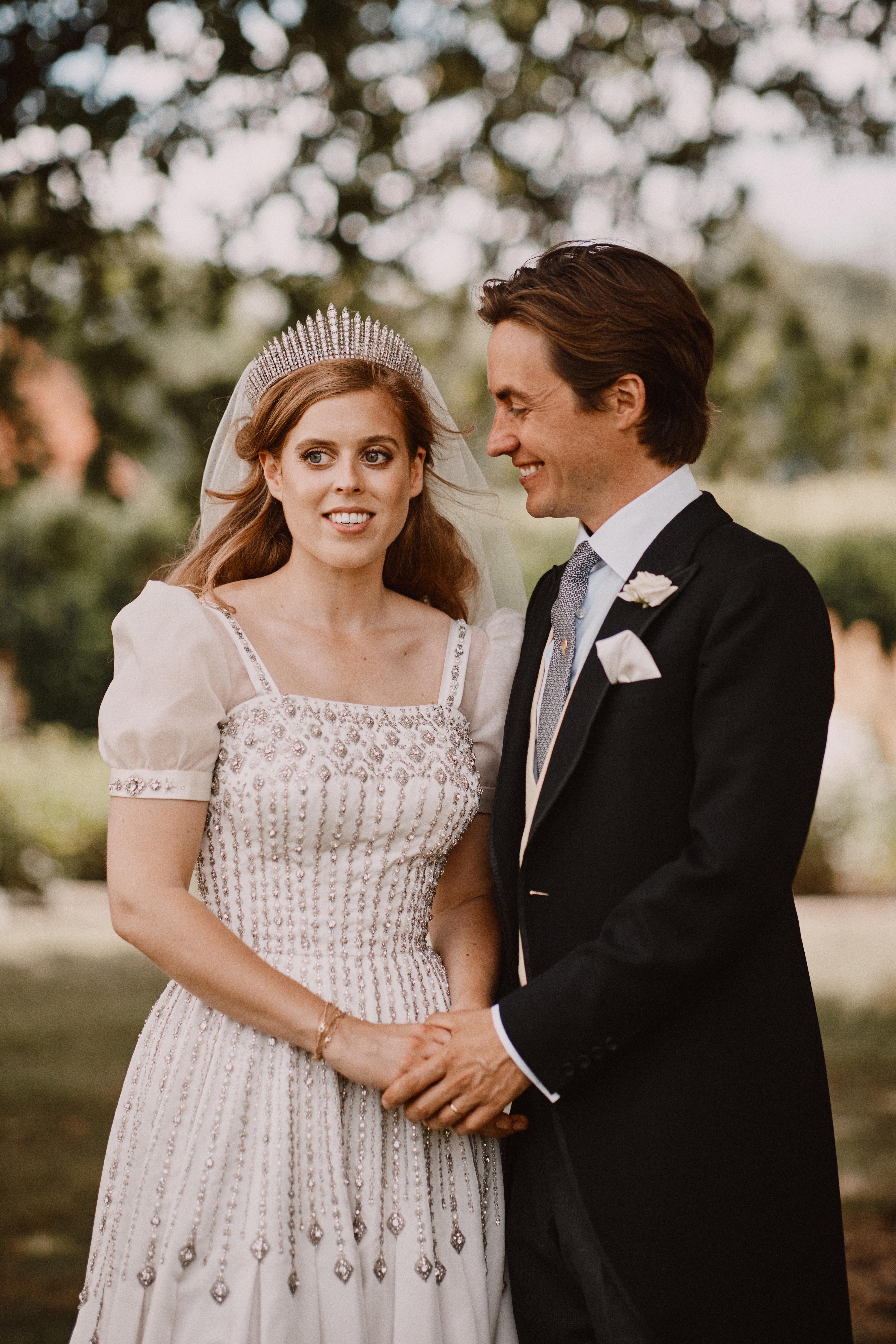 Prinzessin Beatrice und Edoardo Mapelli Mozzi nach ihrer Hochzeit am 18. Juli 2020 in Windsor, Großbritannien. | Quelle: Getty Images
