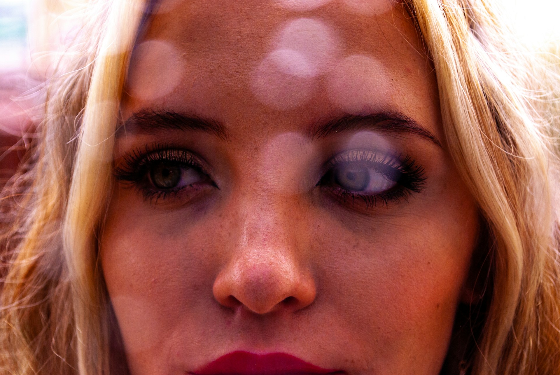 Eine Frau, die ängstlich zur Seite blickt | Quelle: Unsplash