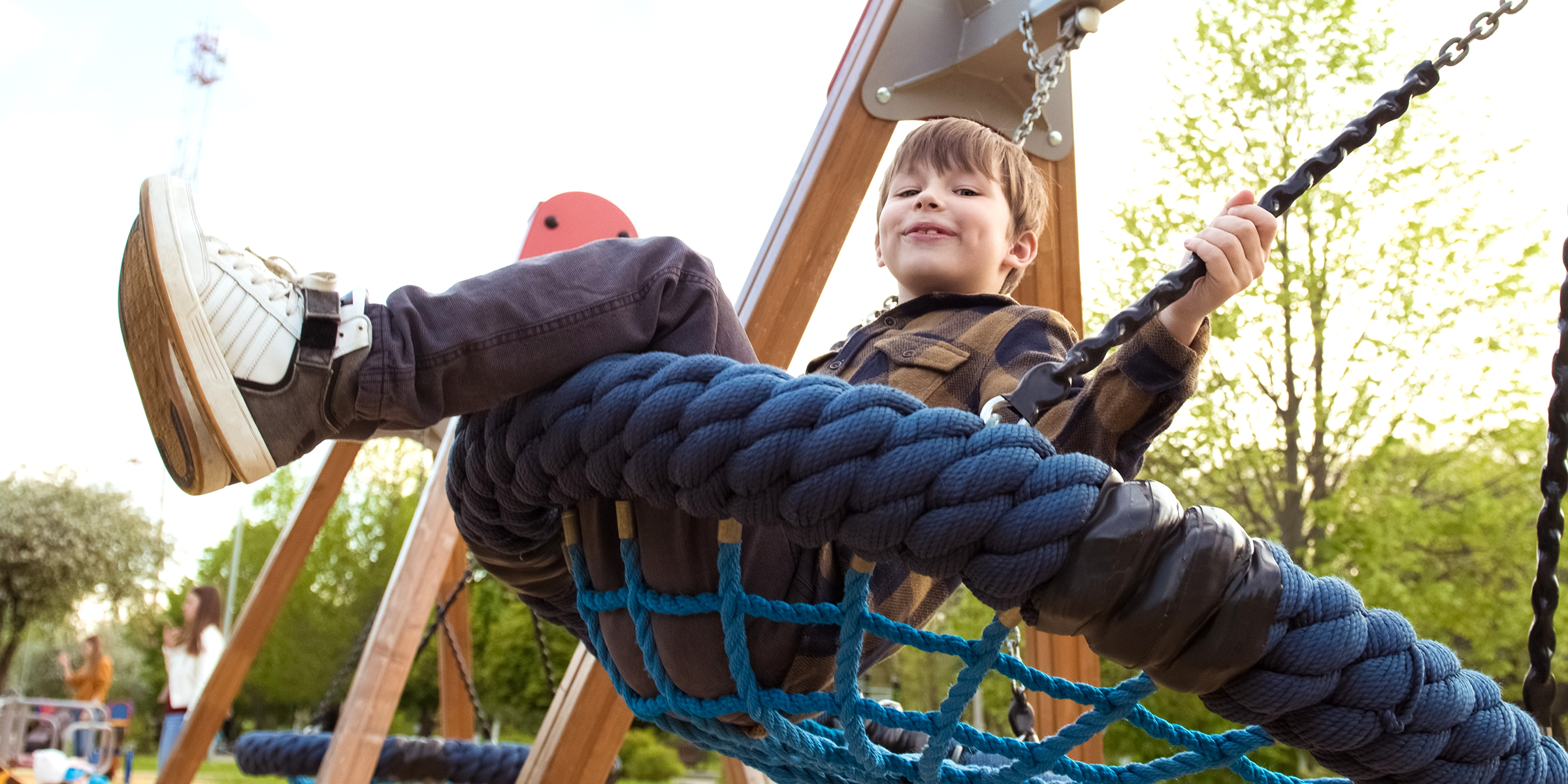 Ein kleiner Junge auf einer Schaukel | Quelle: Shutterstock