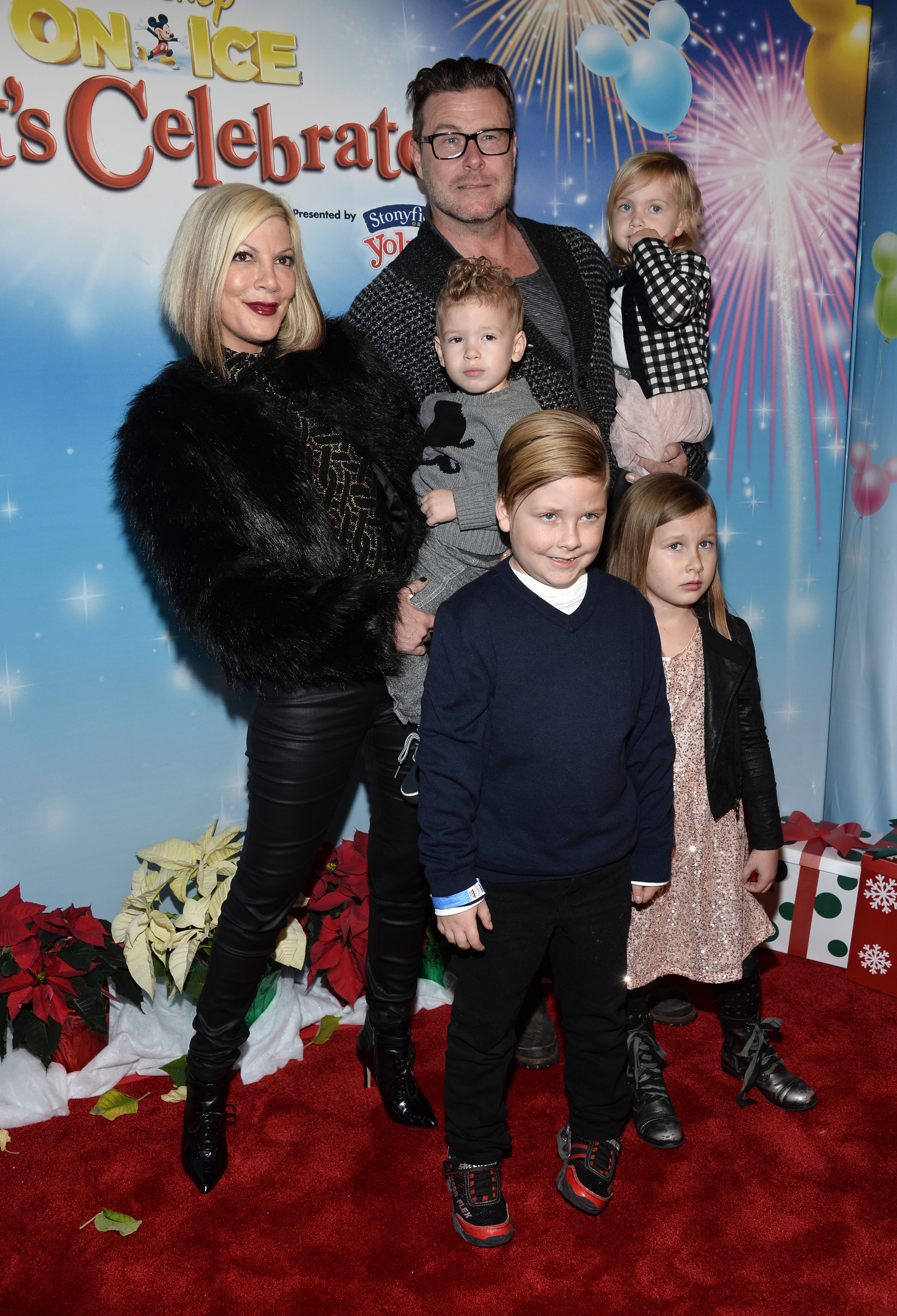 Tori Spelling mit ihrem Mann Dean McDermott und ihren Kindern bei der Disney on Ice Presents Let's Celebrate! Veranstaltung am 11. Dezember 2014 in Los Angeles, Kalifornien. | Quelle: Getty Images