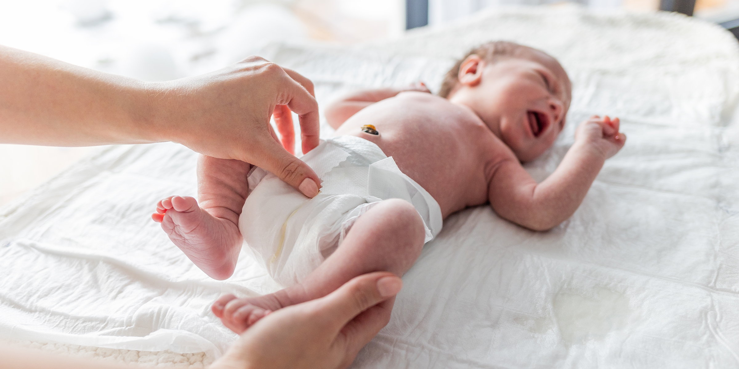 Person, die einem Baby die Windel wechselt | Quelle: Shutterstock