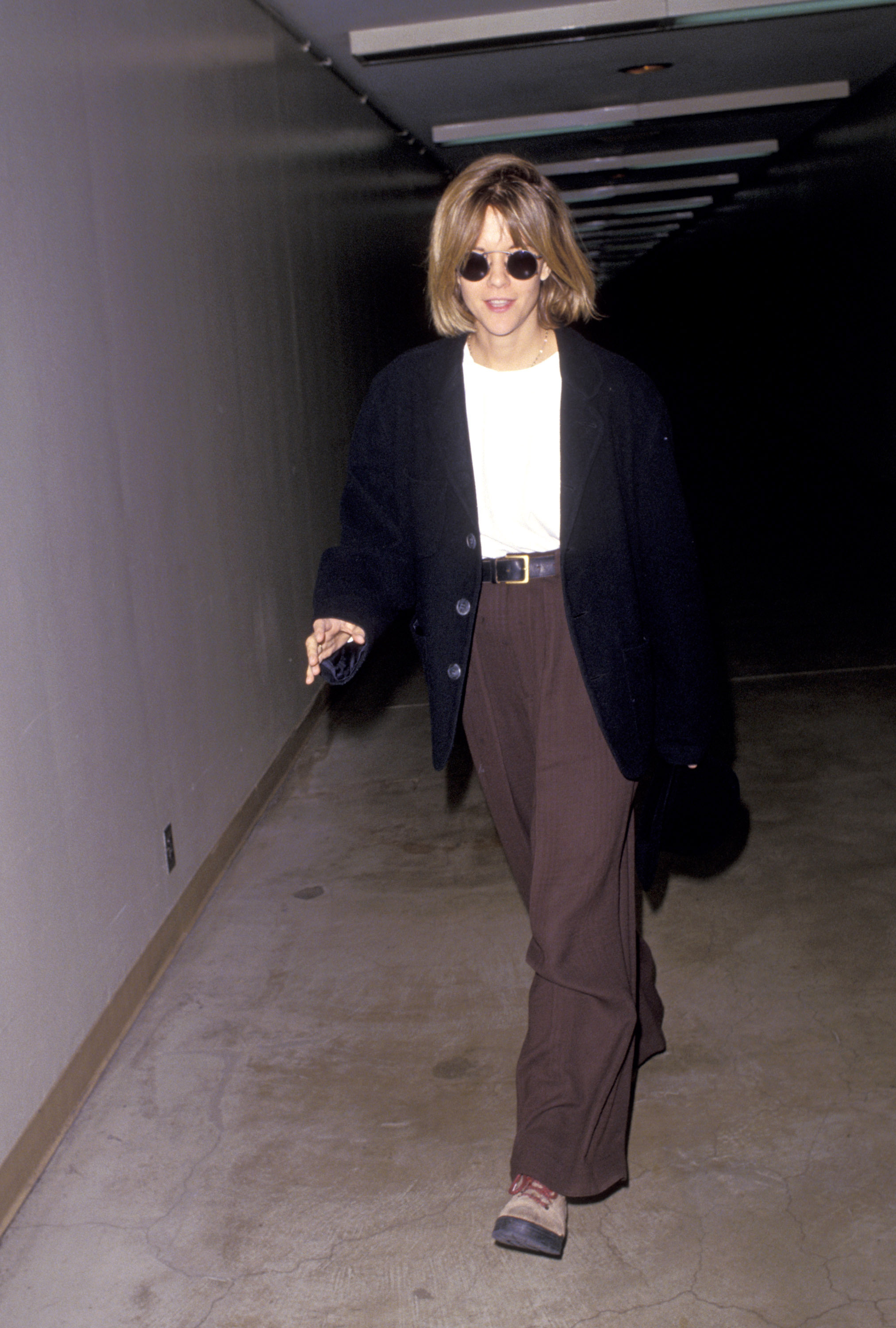 Meg Ryan wird am 9. Februar 1994 in Los Angeles, Kalifornien, auf dem internationalen Flughafen von Los Angeles gesichtet. | Quelle: Getty Images