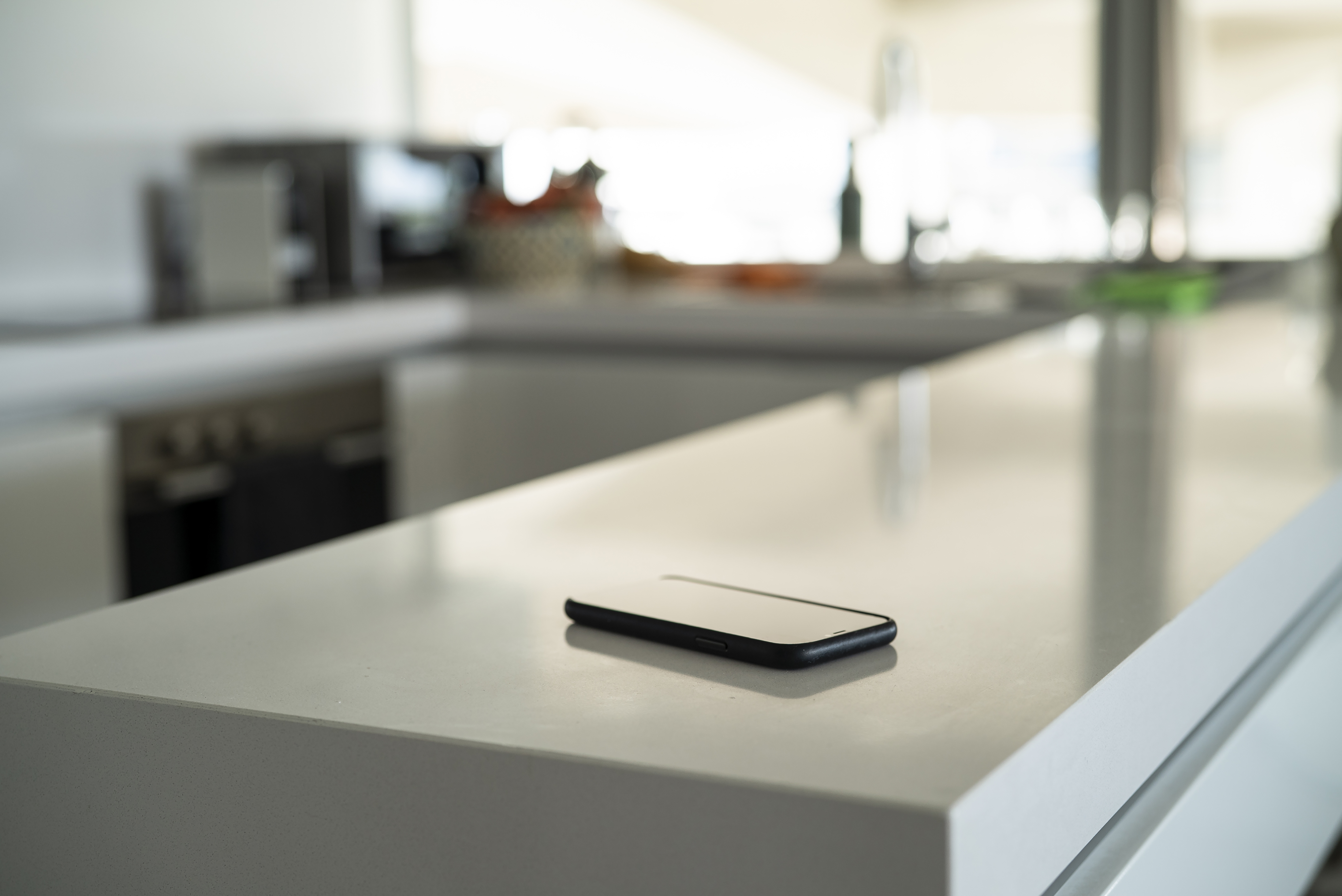 Ein Smartphone auf der Küchentheke | Quelle: Getty Images