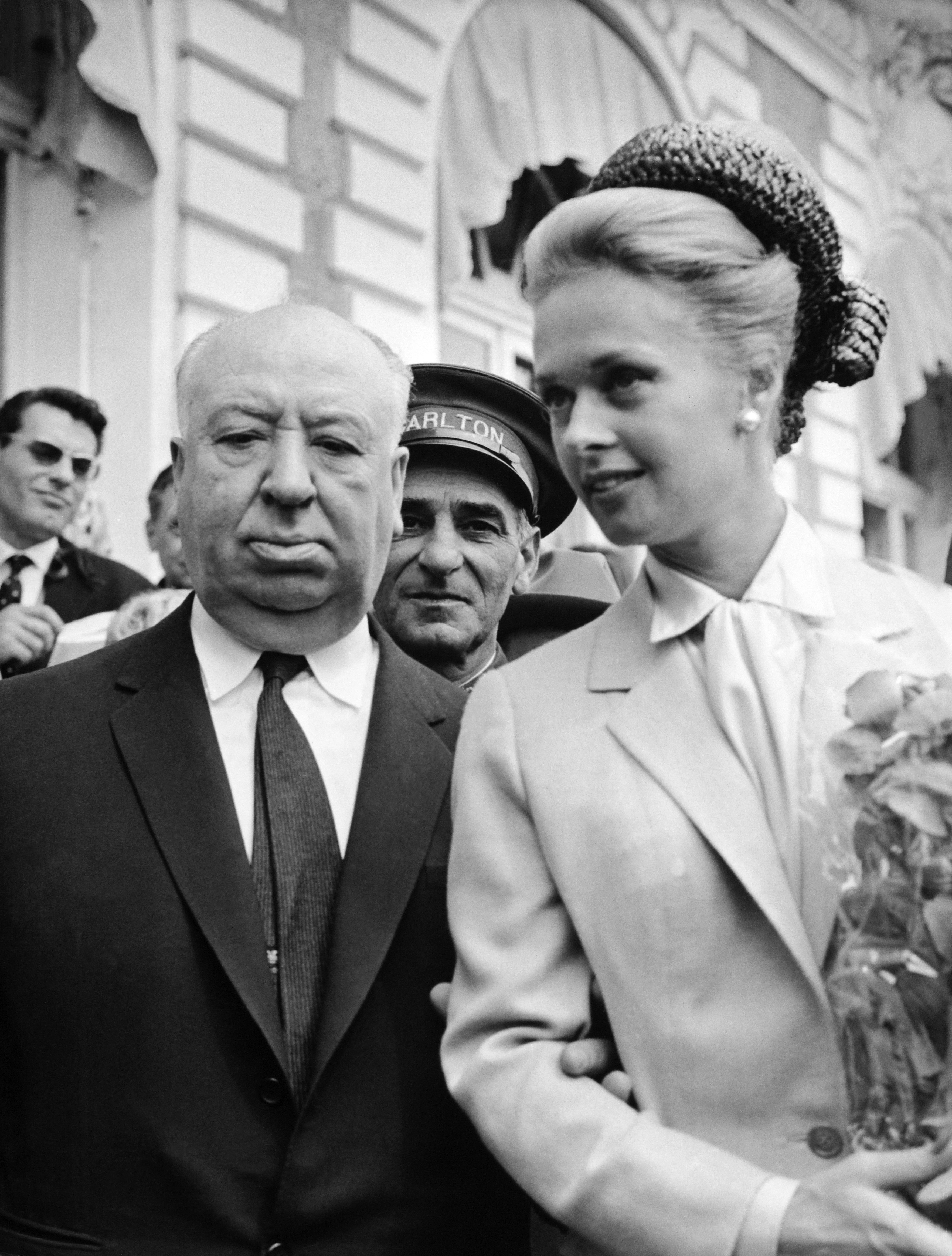 Alfred Hitchcock und Tippi Hedren vor dem The Carlton Hotel im Mai 1963. | Quelle: Getty Images