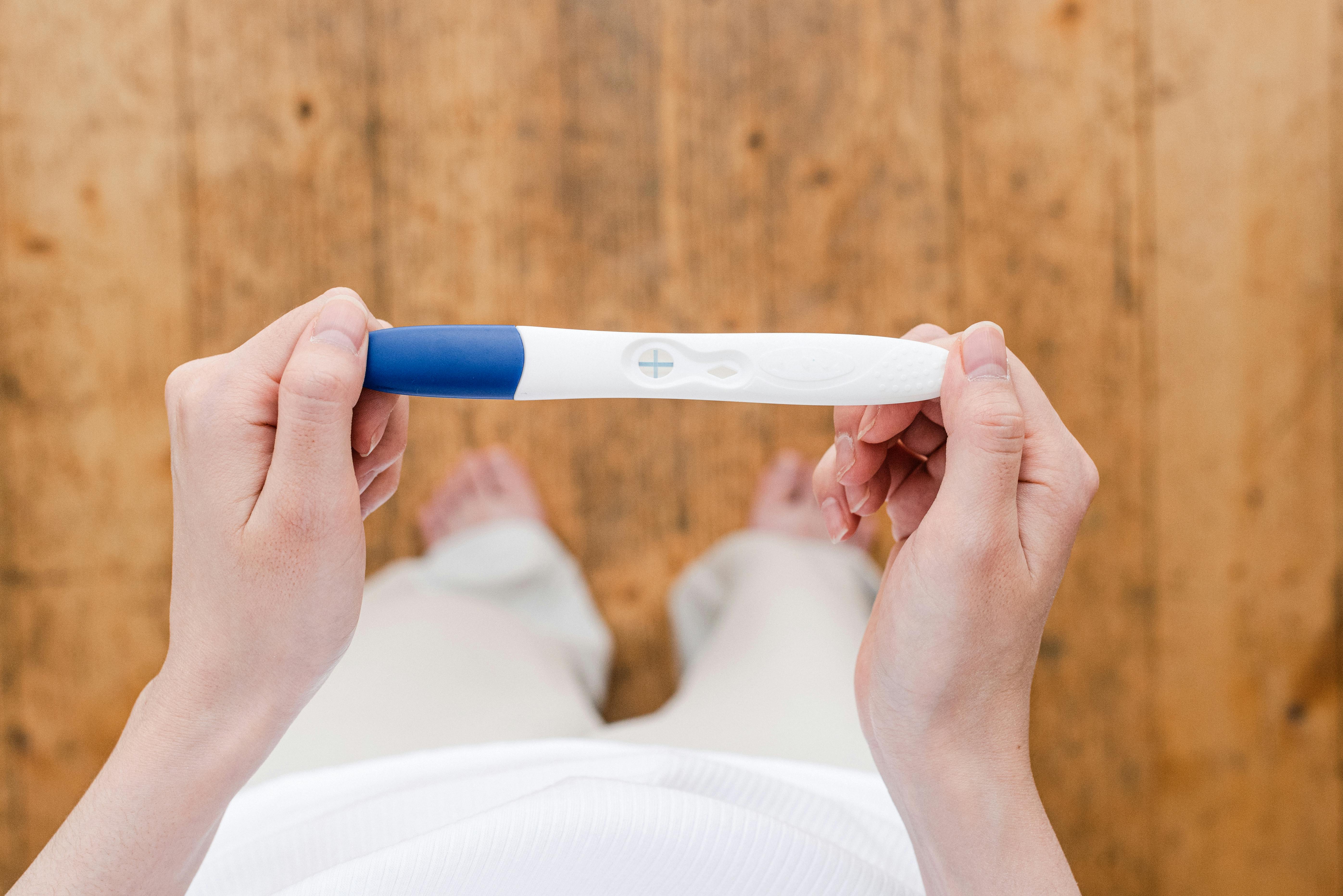 Eine Frau hält einen positiven Schwangerschaftstest in der Hand | Quelle: Pexels