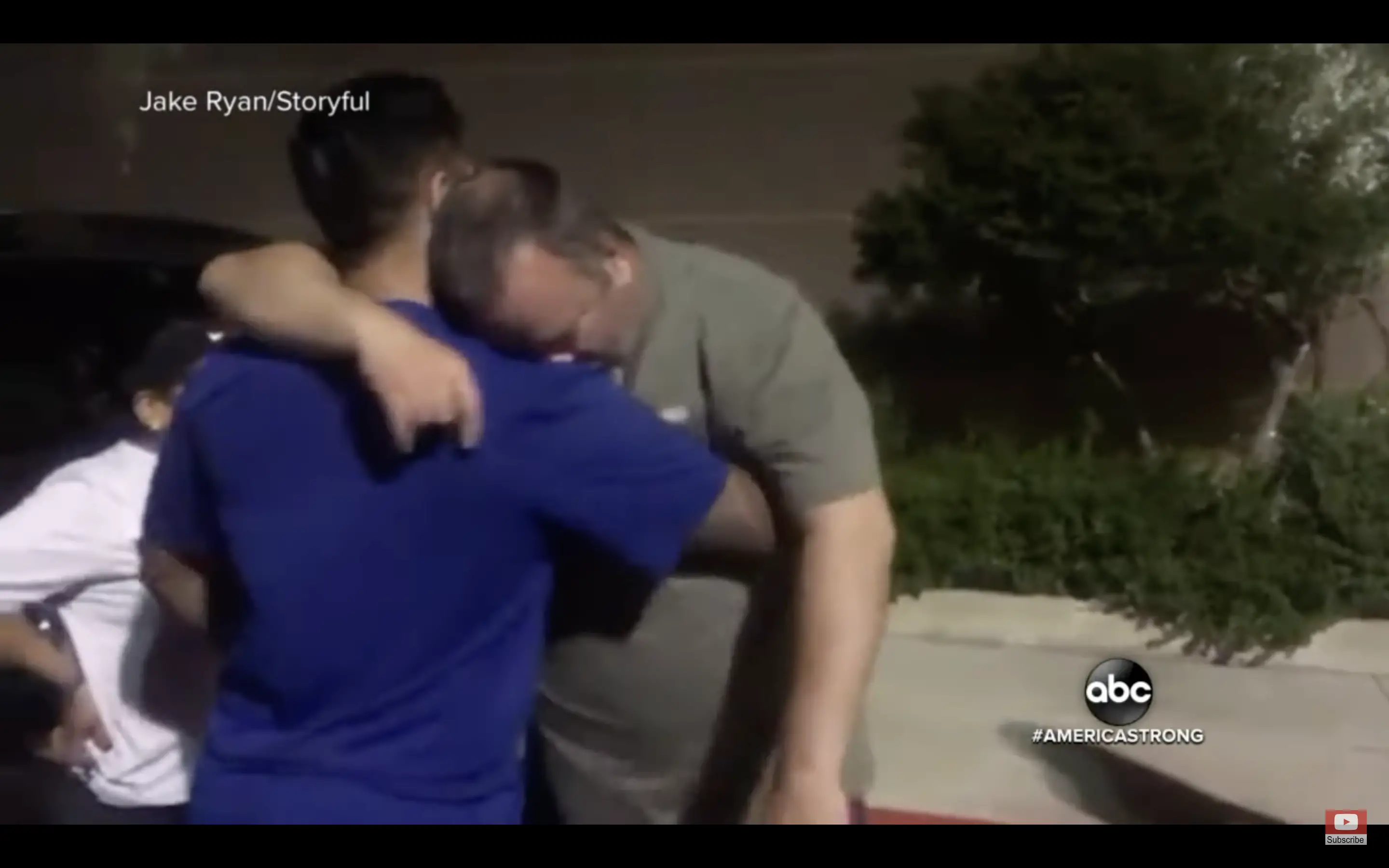 Wesley Ryan umarmt seinen Sohn Jake | Quelle: Youtube.com/ABC News