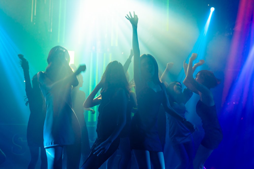 Menschen tanzen in der Disco. I Quelle: Shutterstock