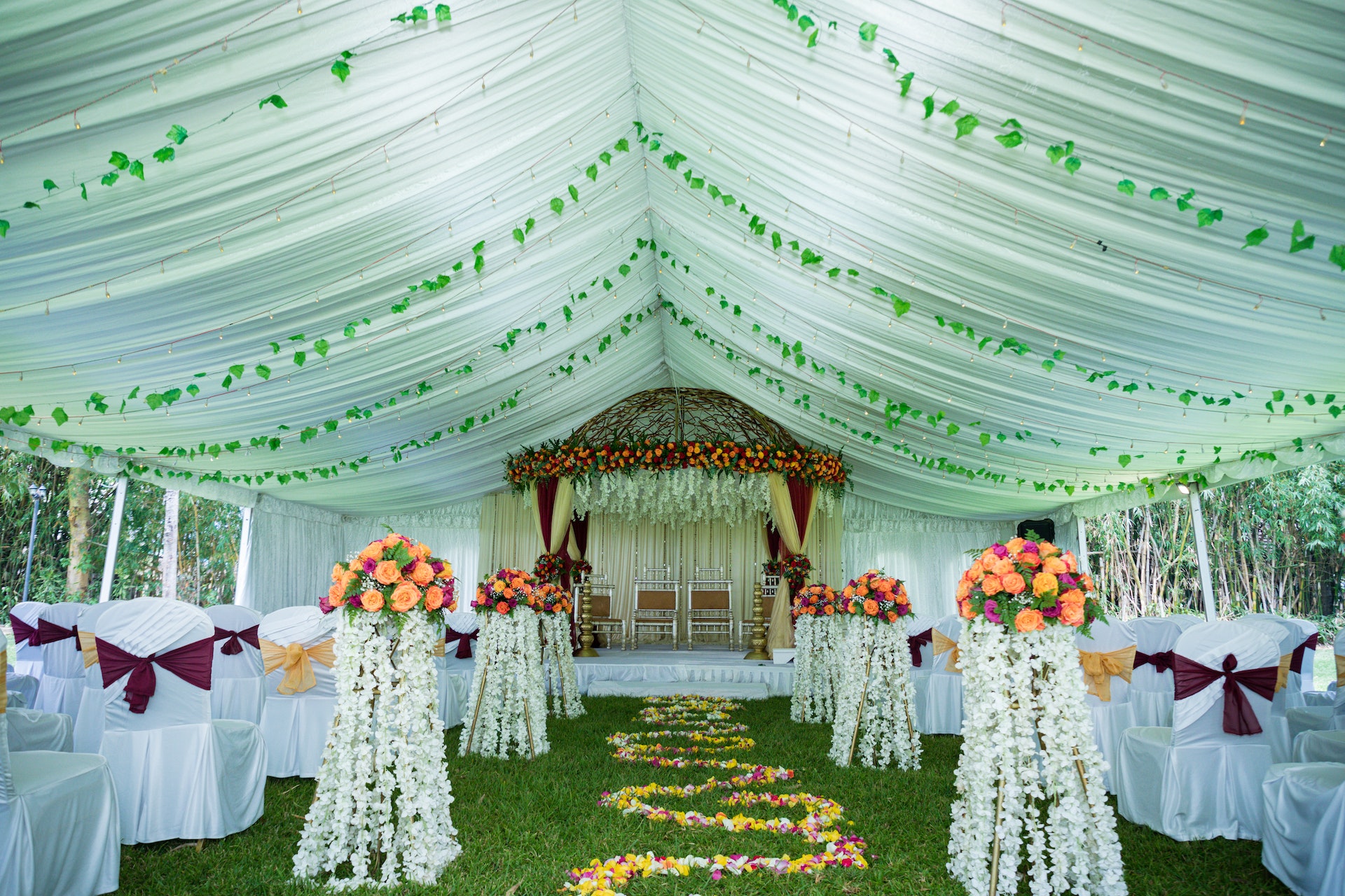 Ein Hochzeitsaufbau in einem Zelt | Quelle: Pexels