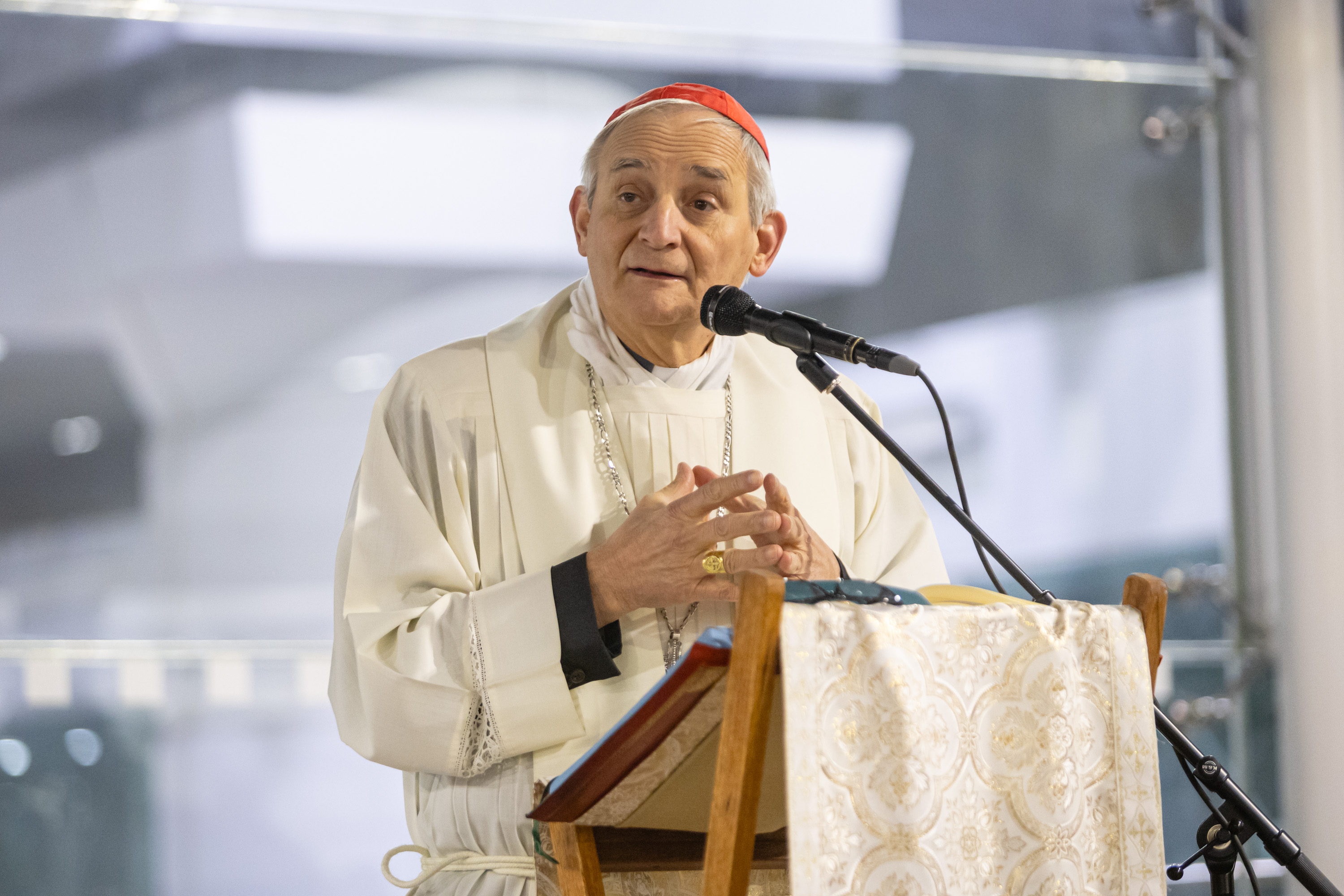 Kardinal Matteo Maria Zuppi, Erzbischof von Bologna, feiert die Heiligabendmesse in der Bahnhofshalle am 24. Dezember 2024 in Bologna, Italien. | Quelle: Getty Images